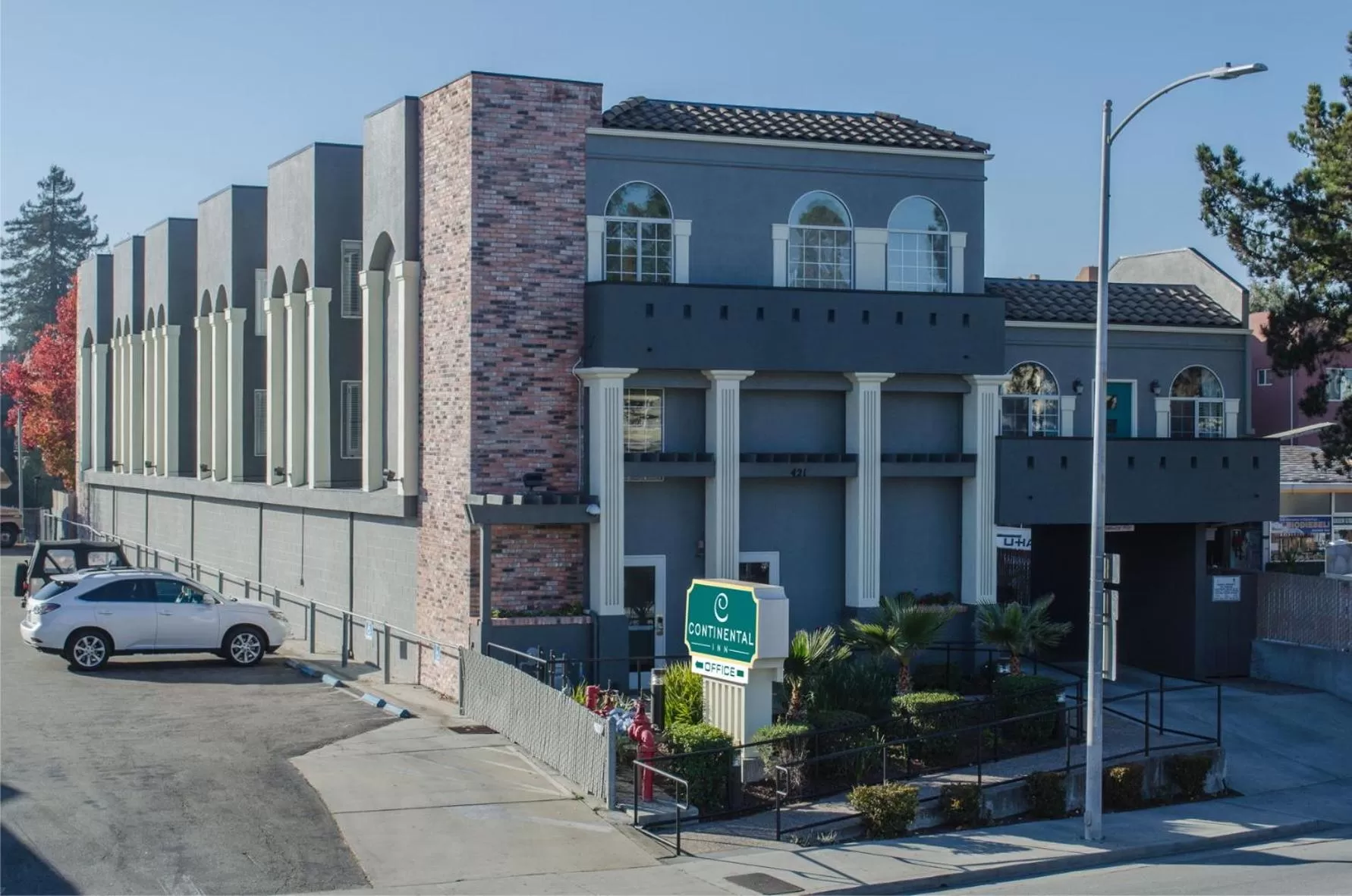 Facade/entrance in Continental Inn