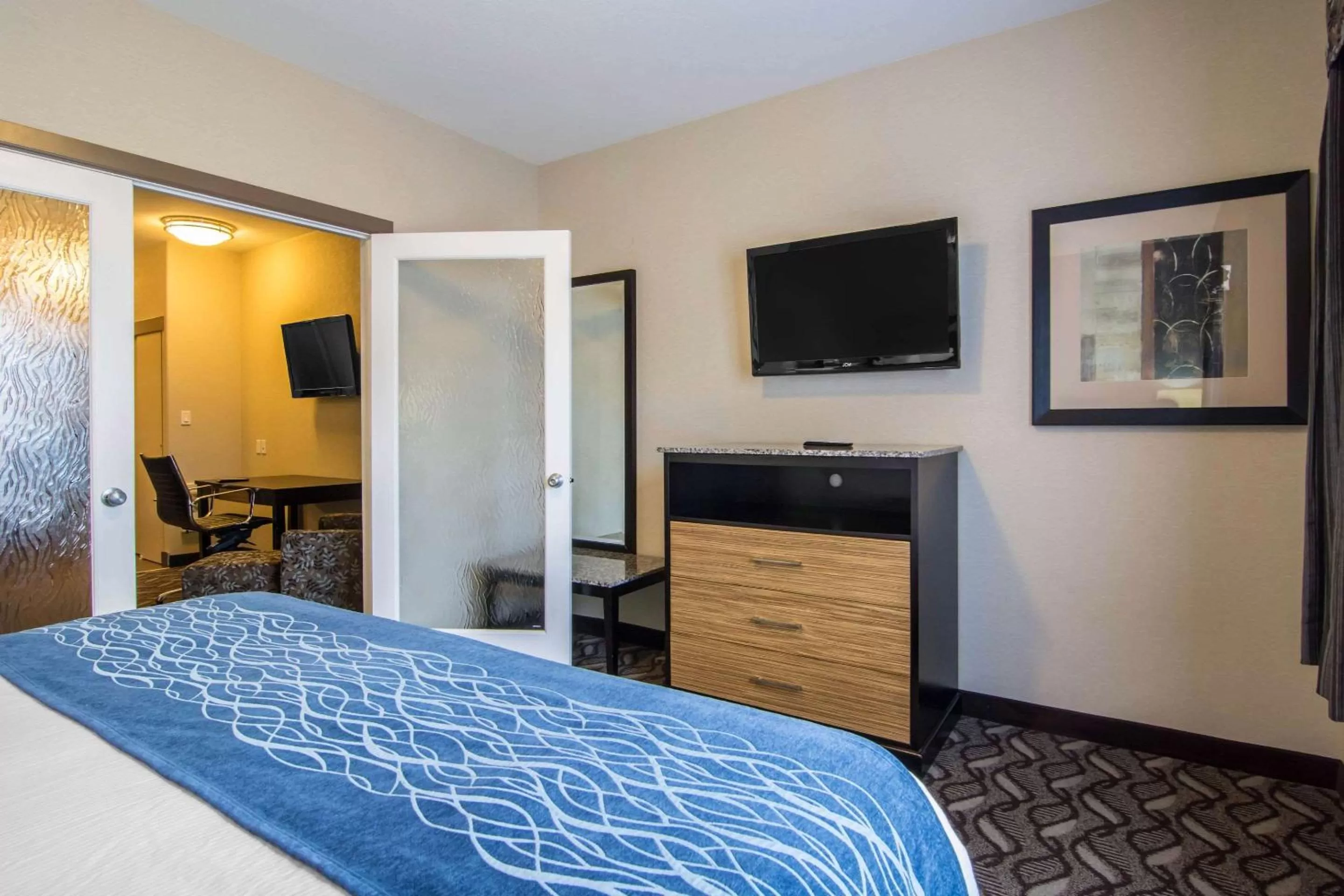 Photo of the whole room, Bed in Comfort Inn & Suites
