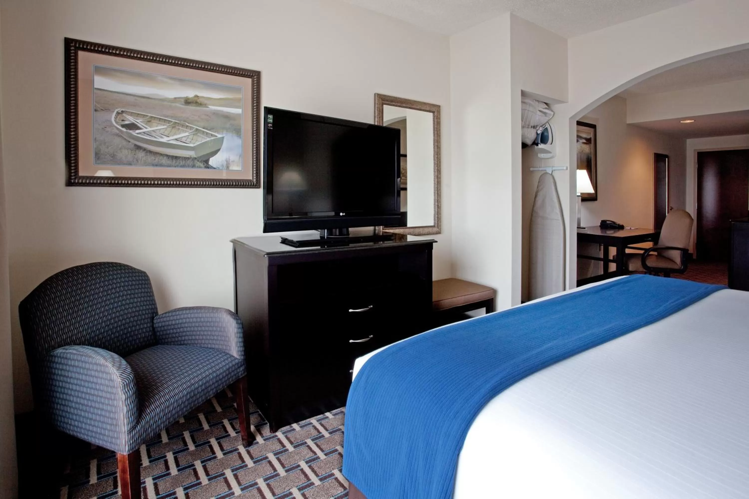 Photo of the whole room, Bed in Holiday Inn Express Hotel & Suites Hope Mills-Fayetteville Airport by IHG