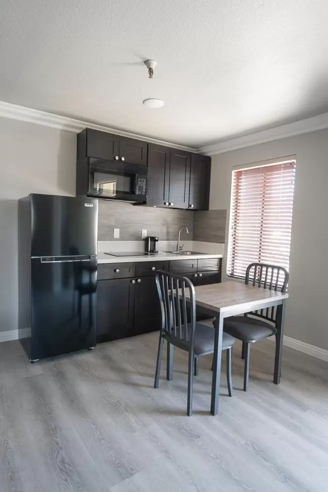 Kitchen or kitchenette in Alexis Park All Suite Resort