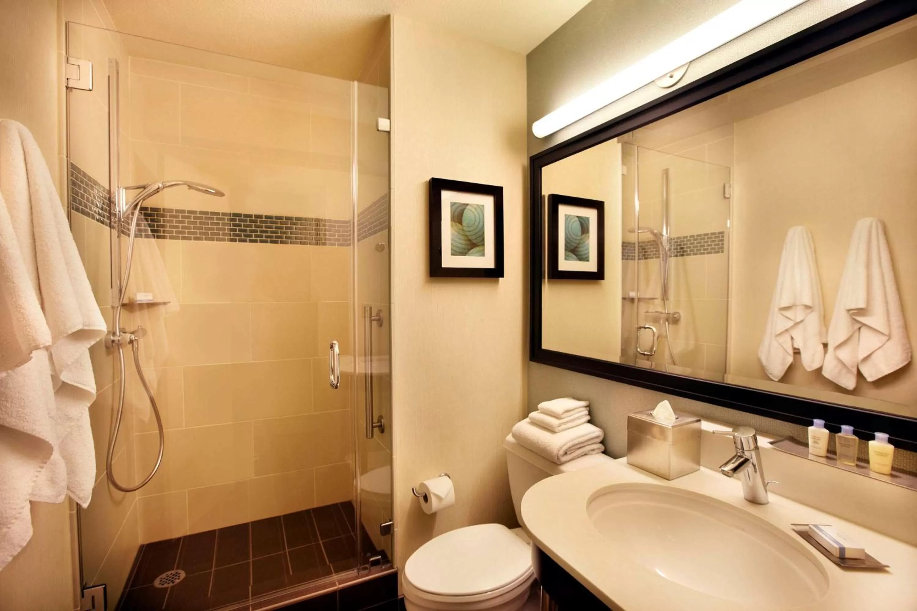 Shower in DoubleTree by Hilton Alana - Waikiki Beach