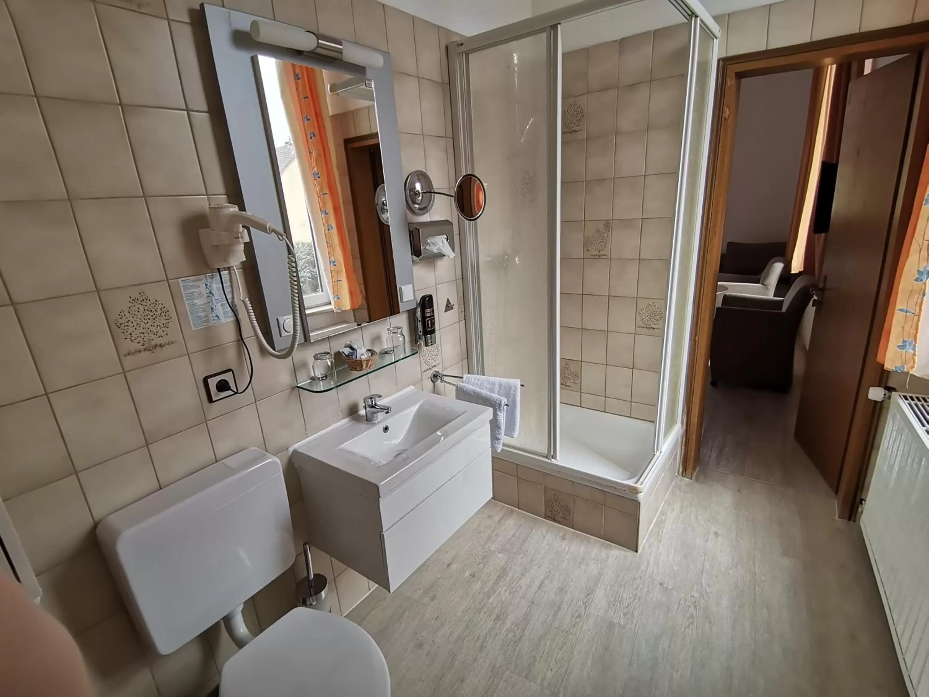 Shower, Bathroom in Hotel Kitzinger Hof an der B8