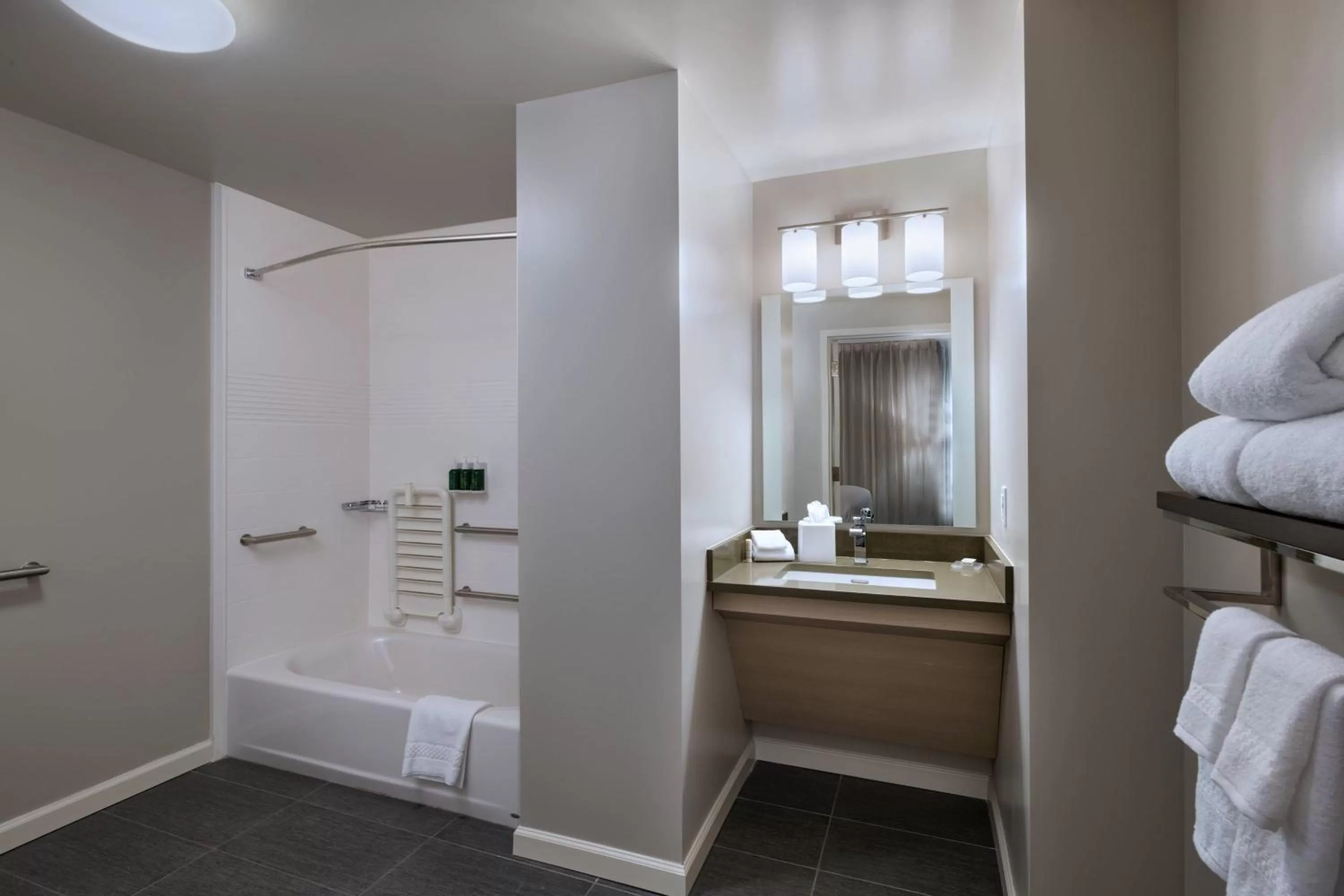 Bathroom in TownePlace Suites by Marriott San Diego Airport/Liberty Station