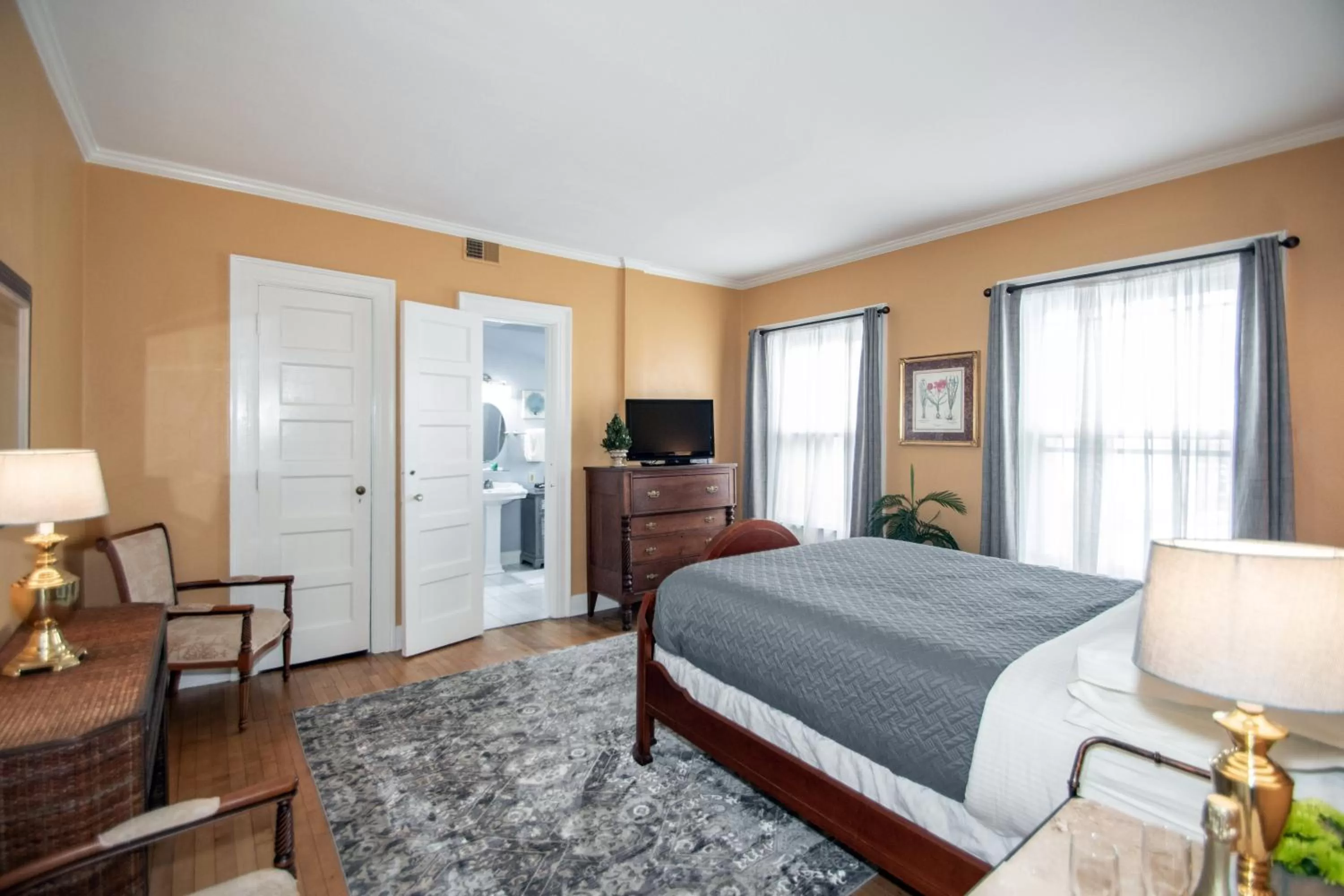 Photo of the whole room, Bed in Looking Glass Inn