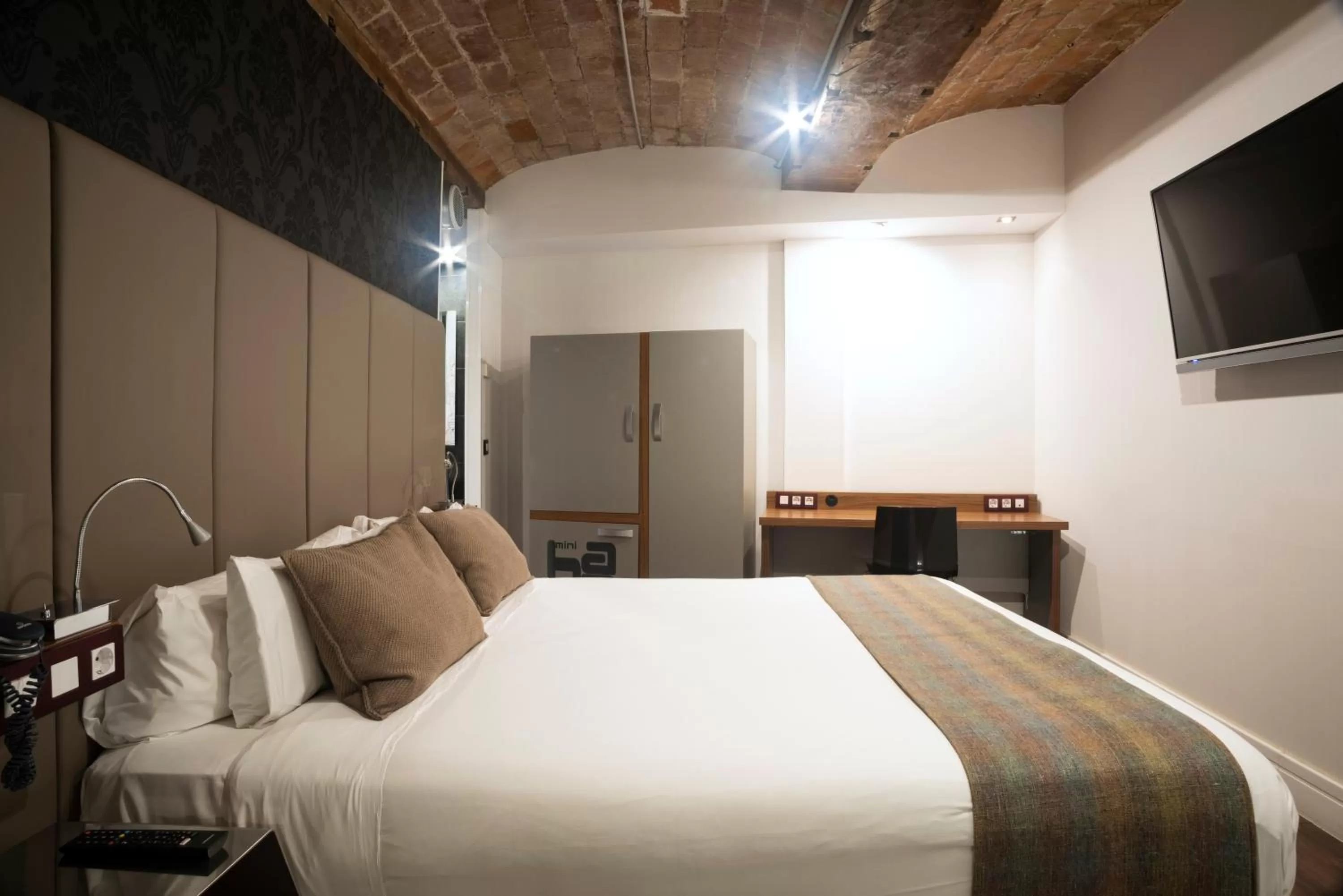 Photo of the whole room, Bed in Petit Palace Boqueria Garden