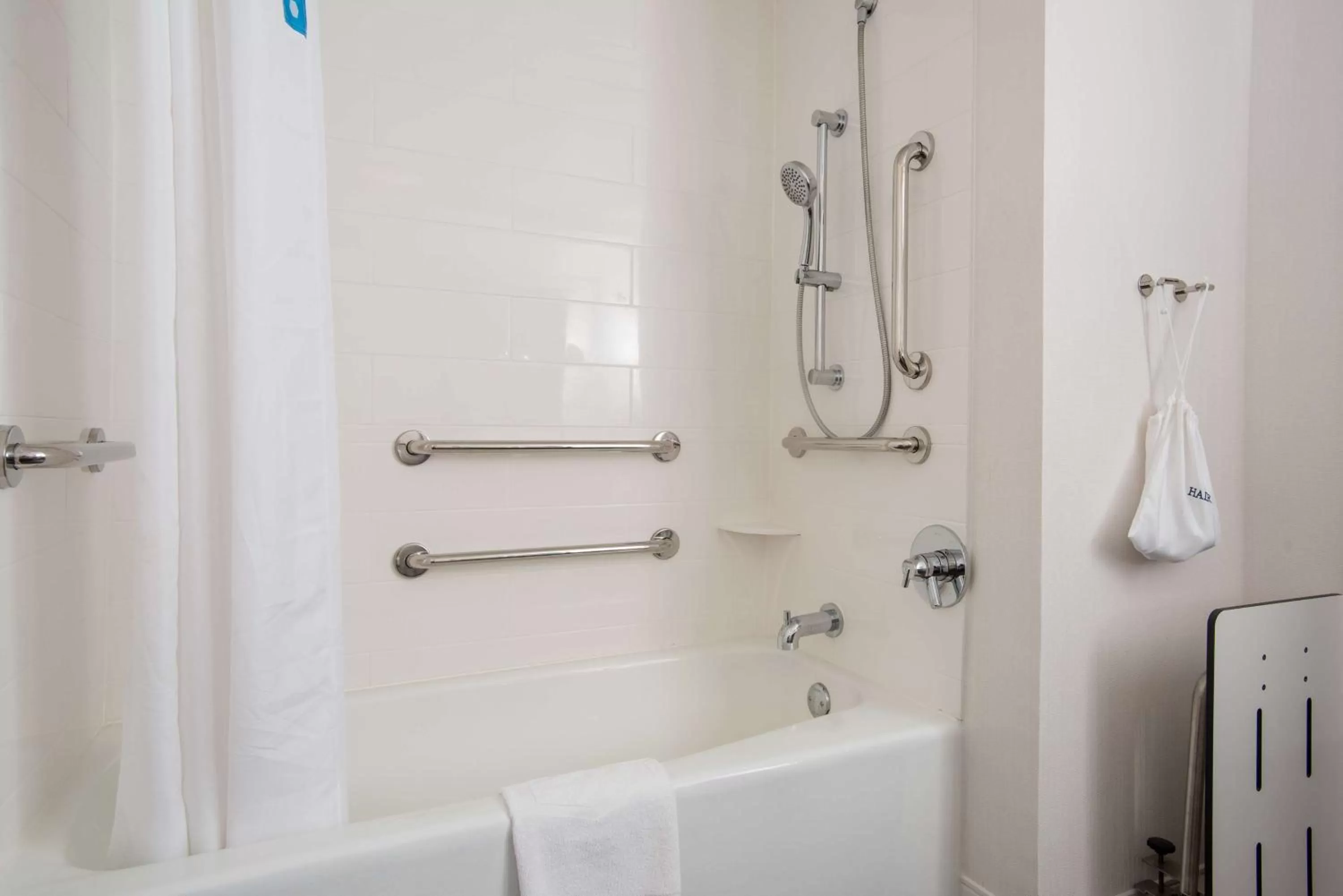 Bathroom in Hampton Inn Joplin