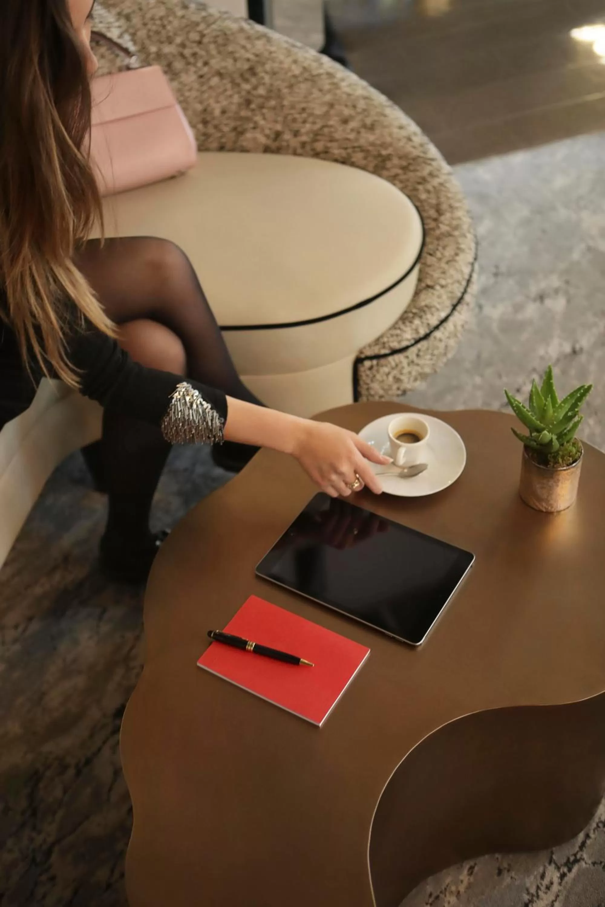 Lounge or bar in Hôtel le Derby Alma by Inwood Hotels