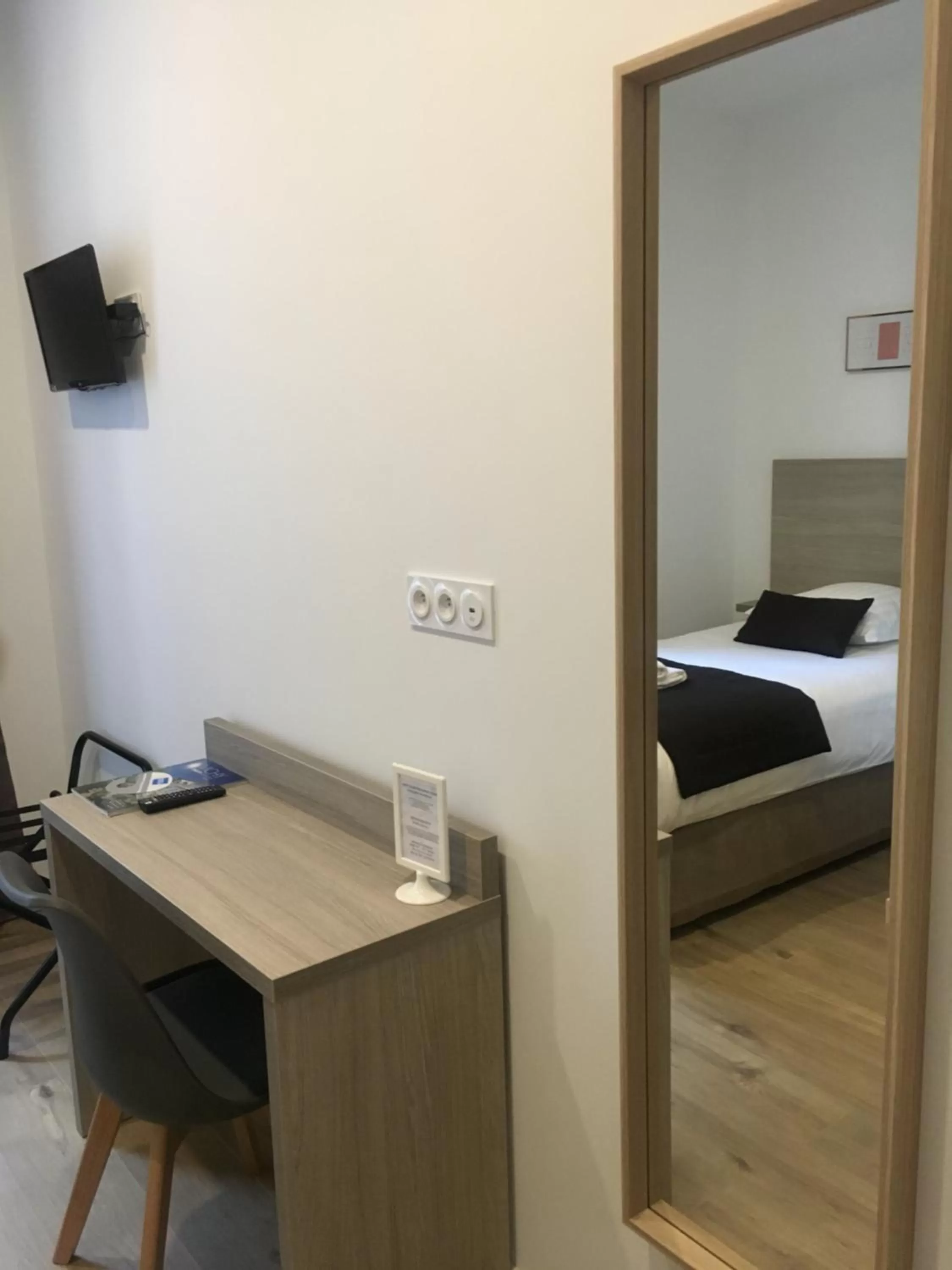 Bed in Hôtel Le Biarritz - Vichy