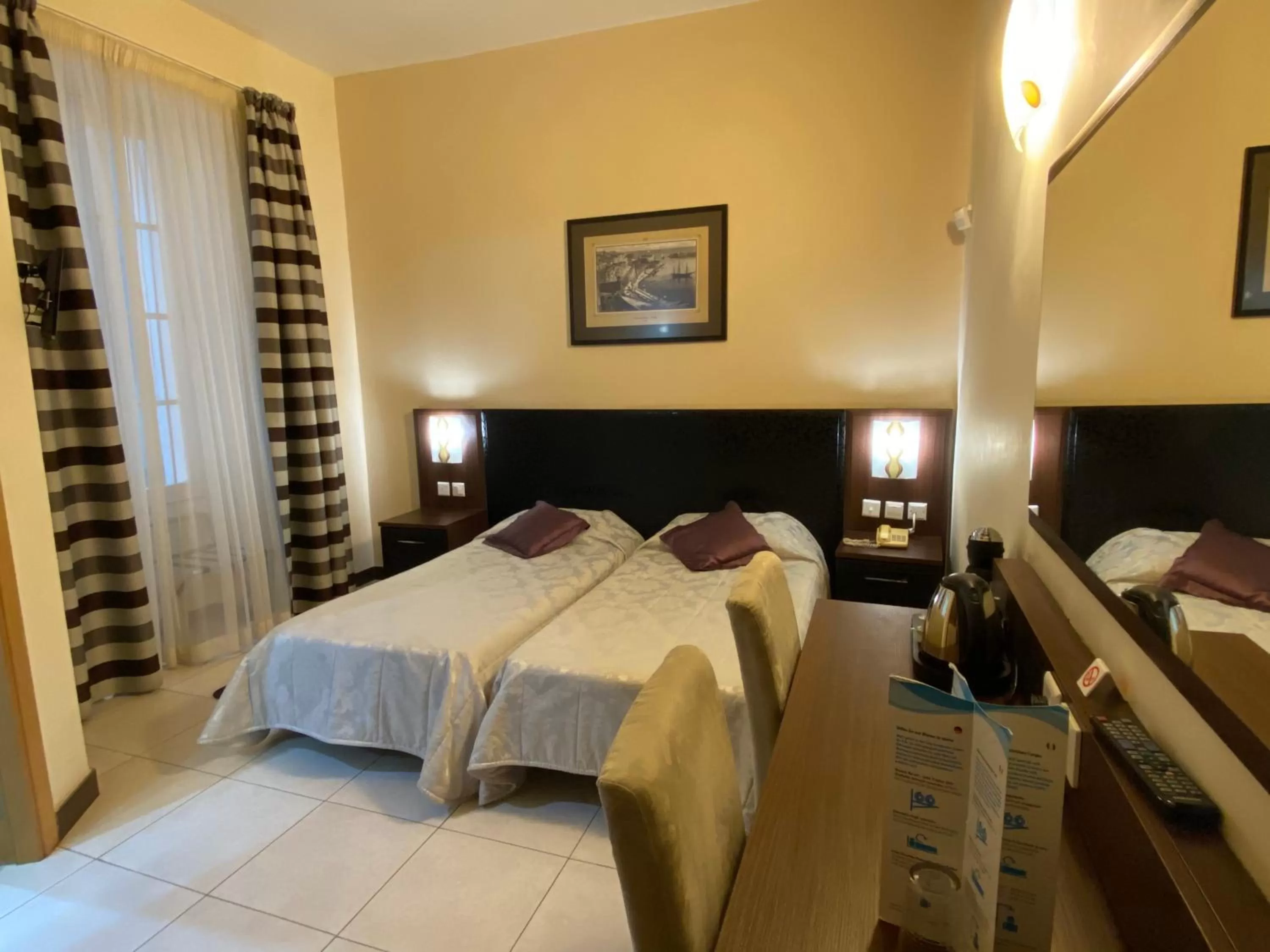 Bedroom, Bed in Grand Harbour Hotel