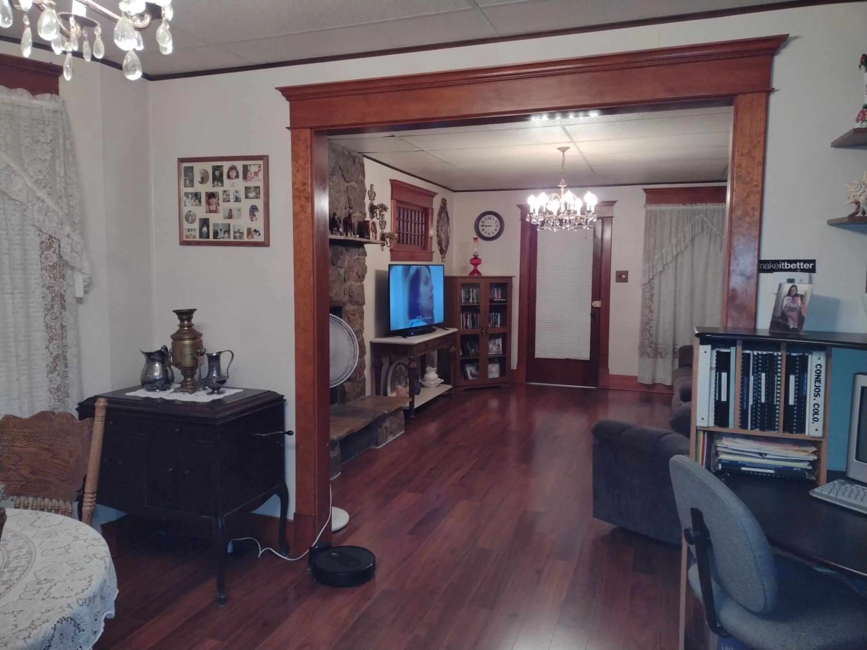 Communal lounge/ TV room in Quiet FULL-SIZE bed close to town 420 friendly