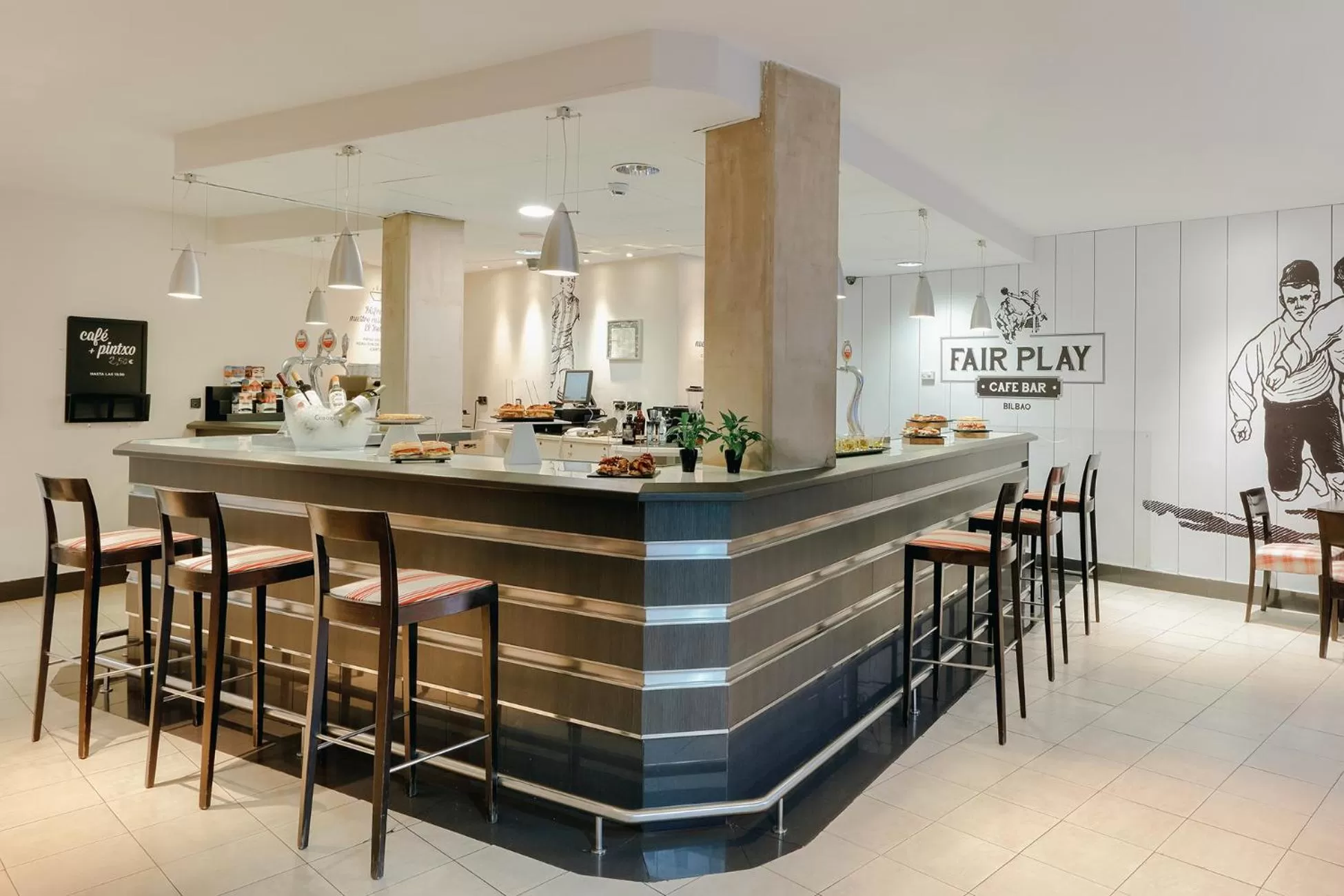 Lounge or bar in Abba Euskalduna Hotel