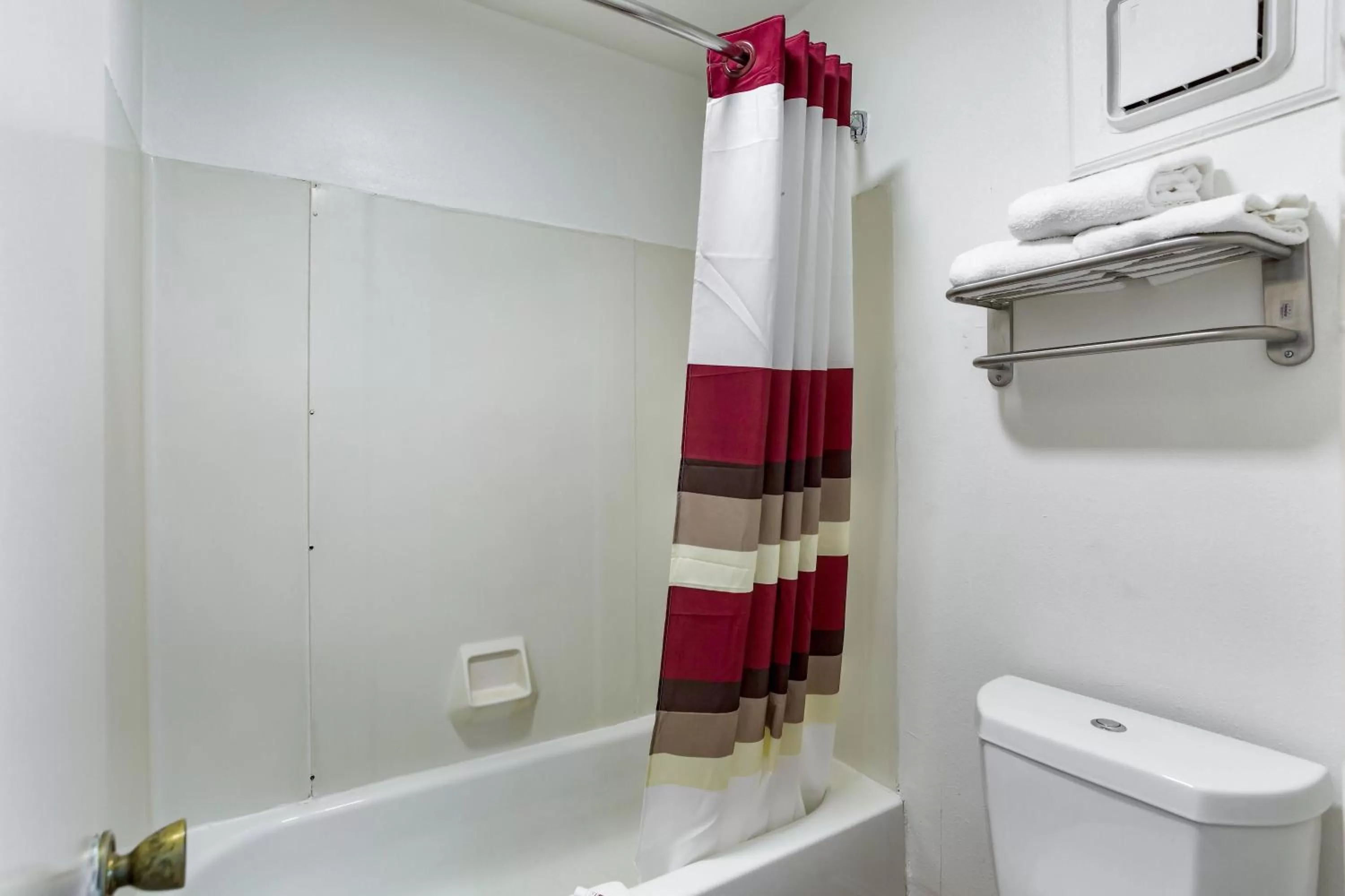 Bathroom in Red Roof Inn Monteagle - I-24