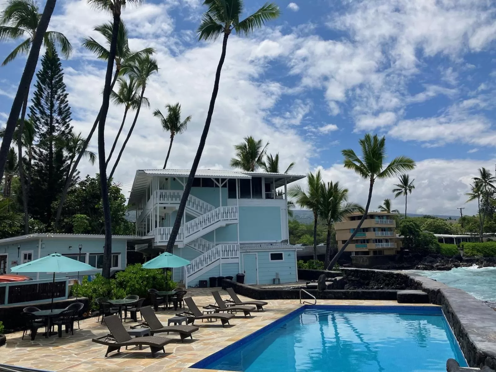Property building in Kona Tiki Hotel - No Resort Fees