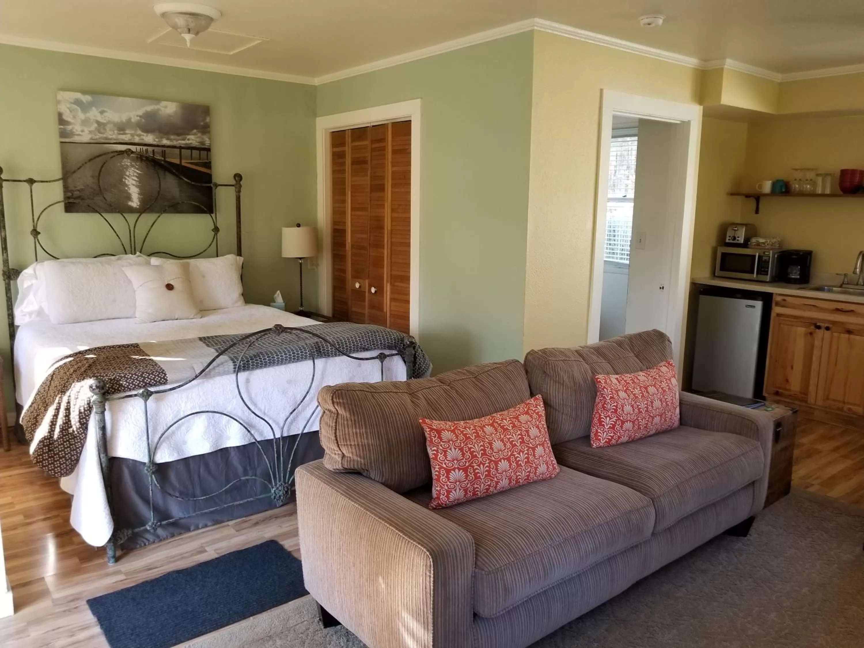 Bed in China Creek Cottages