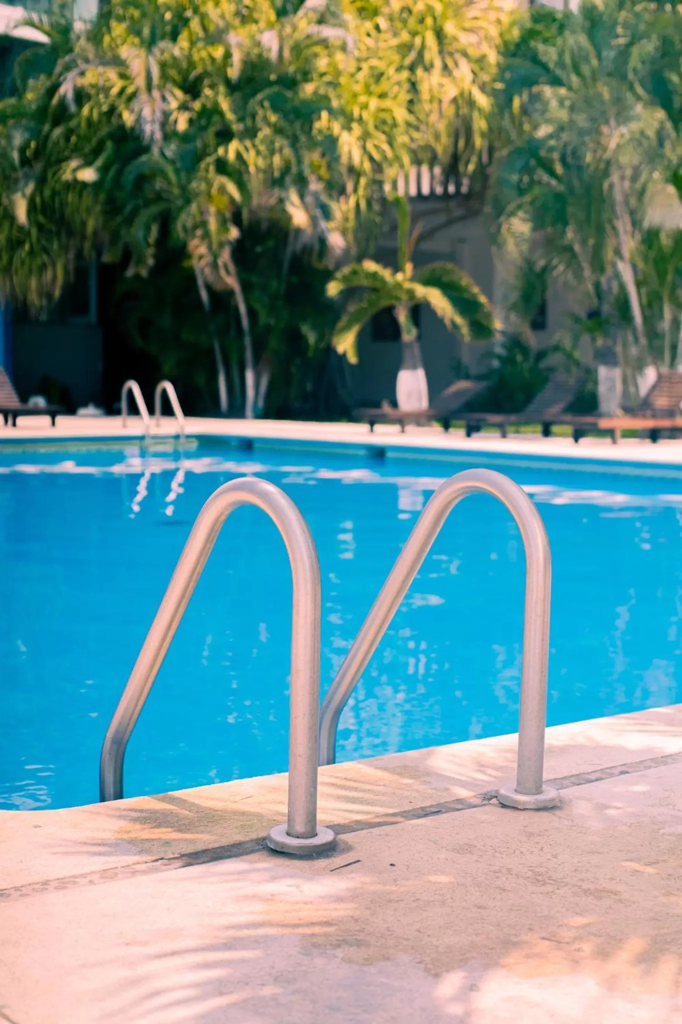 Swimming pool in Hotel Caracol Plaza