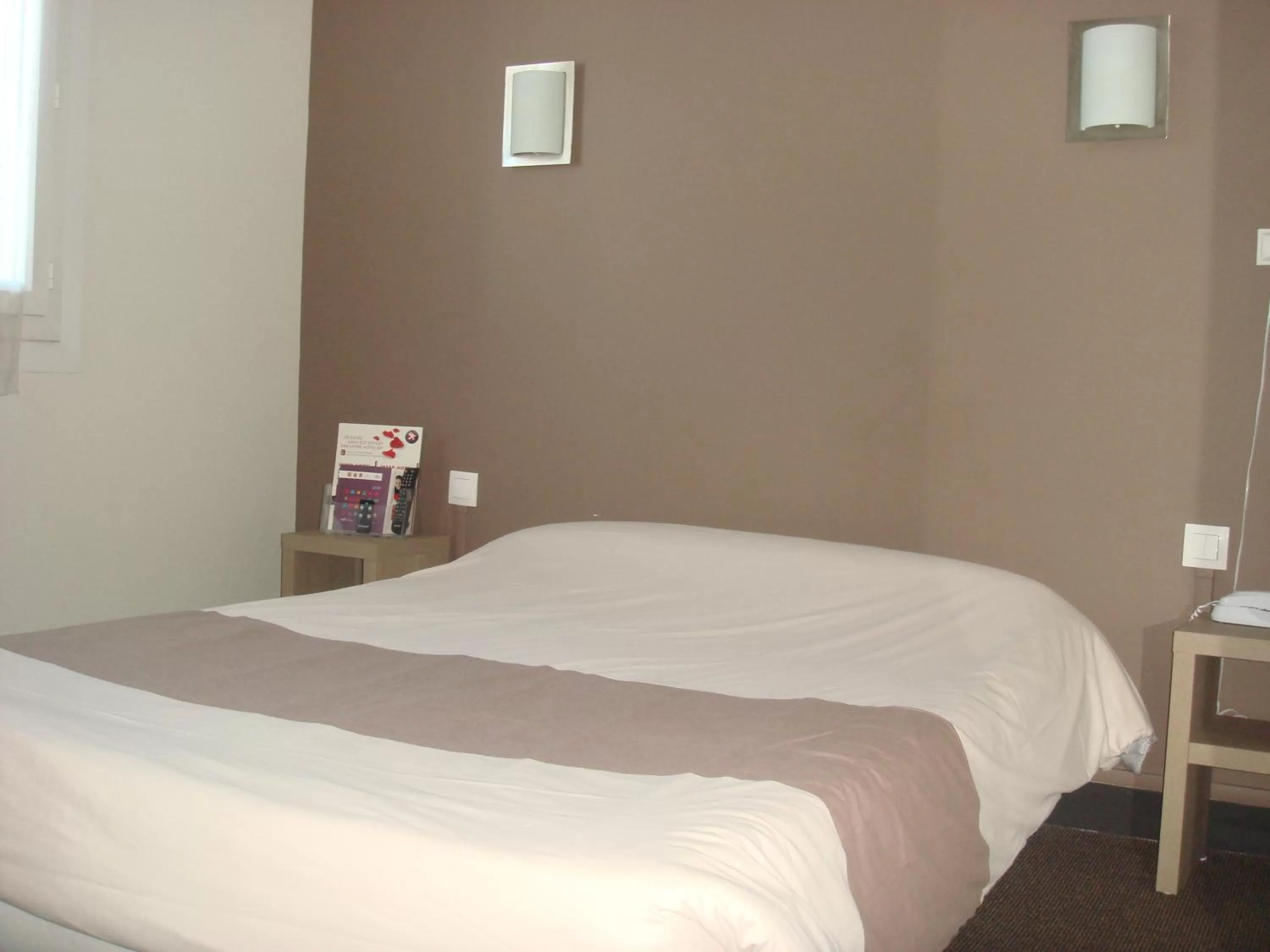 Photo of the whole room, Bed in The Originals City, Hôtel Le Savoy, Caen