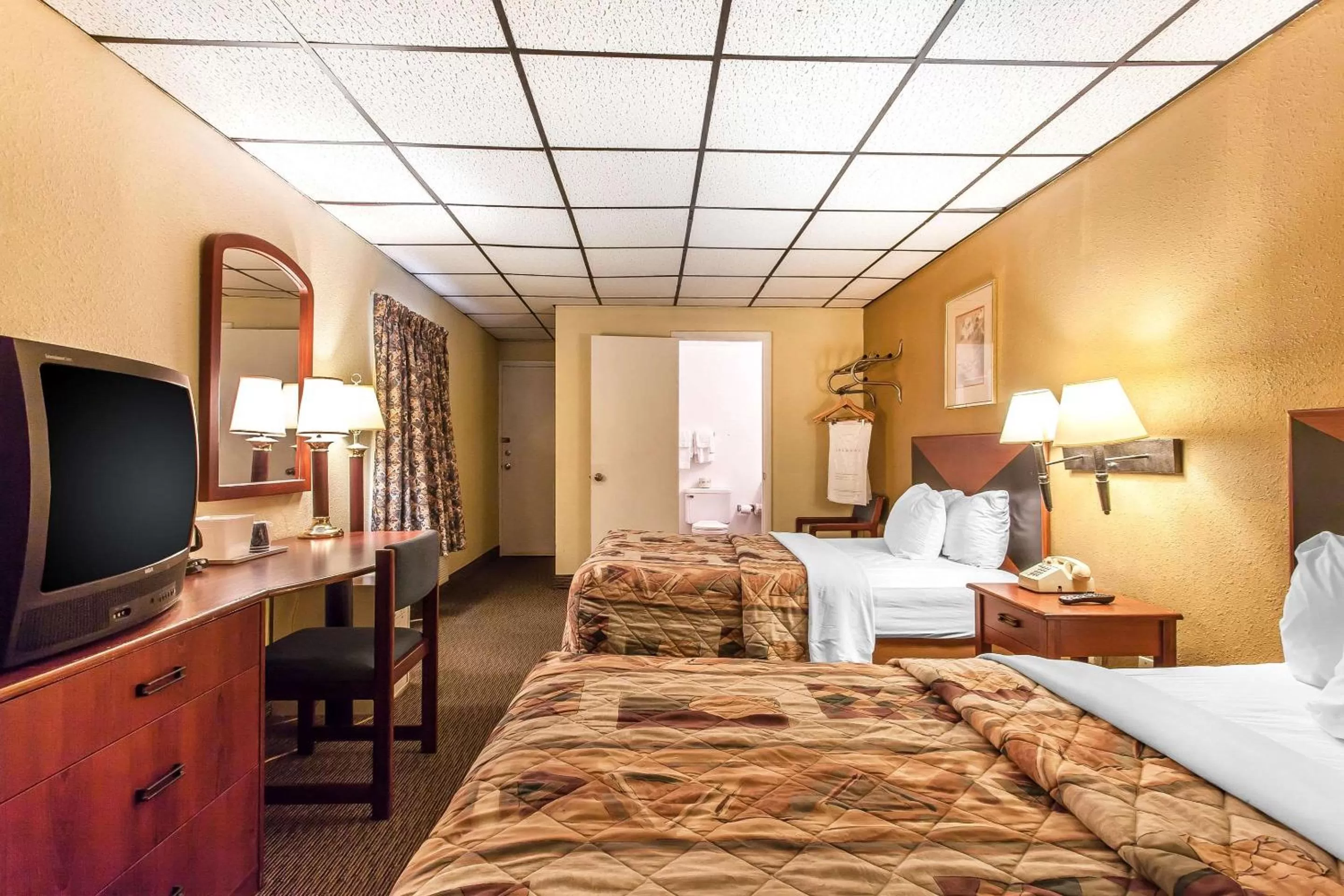 Photo of the whole room, Bed in Rodeway Inn Sandusky North