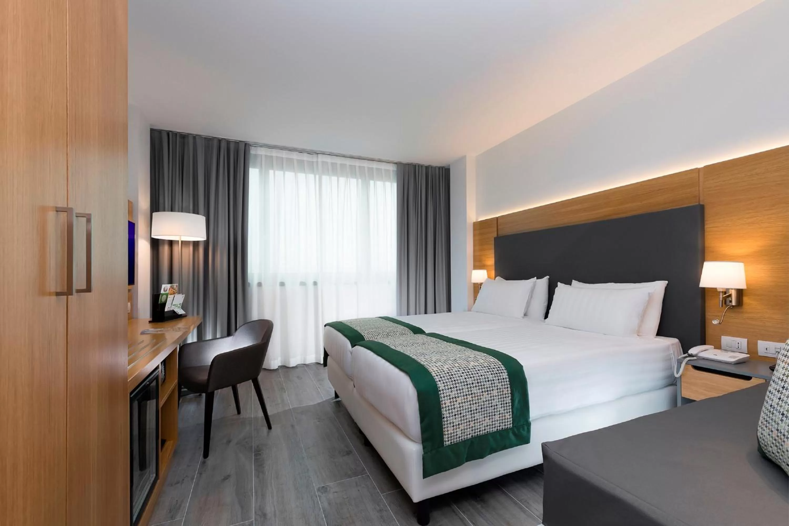 Photo of the whole room, Bed in Holiday Inn Naples by IHG