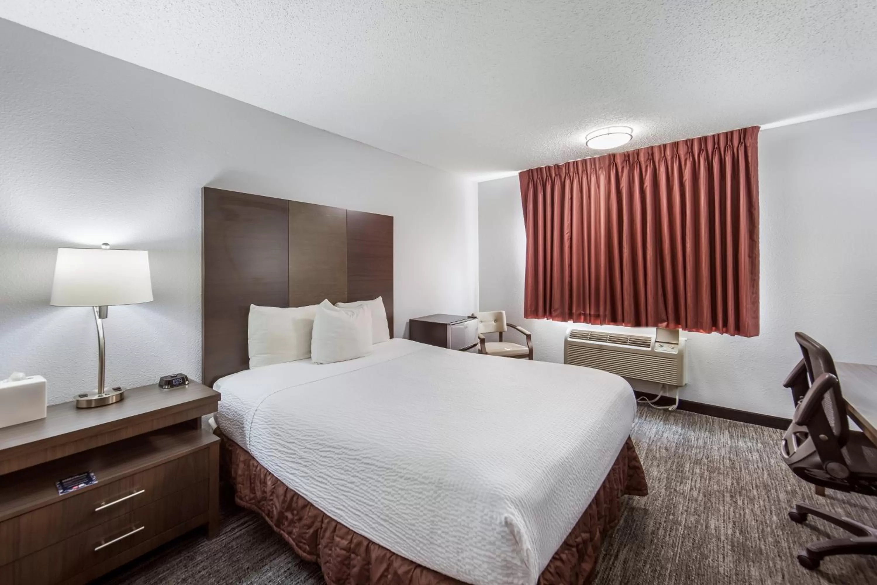 Bedroom, Bed in Red Lion Inn & Suites Grants Pass