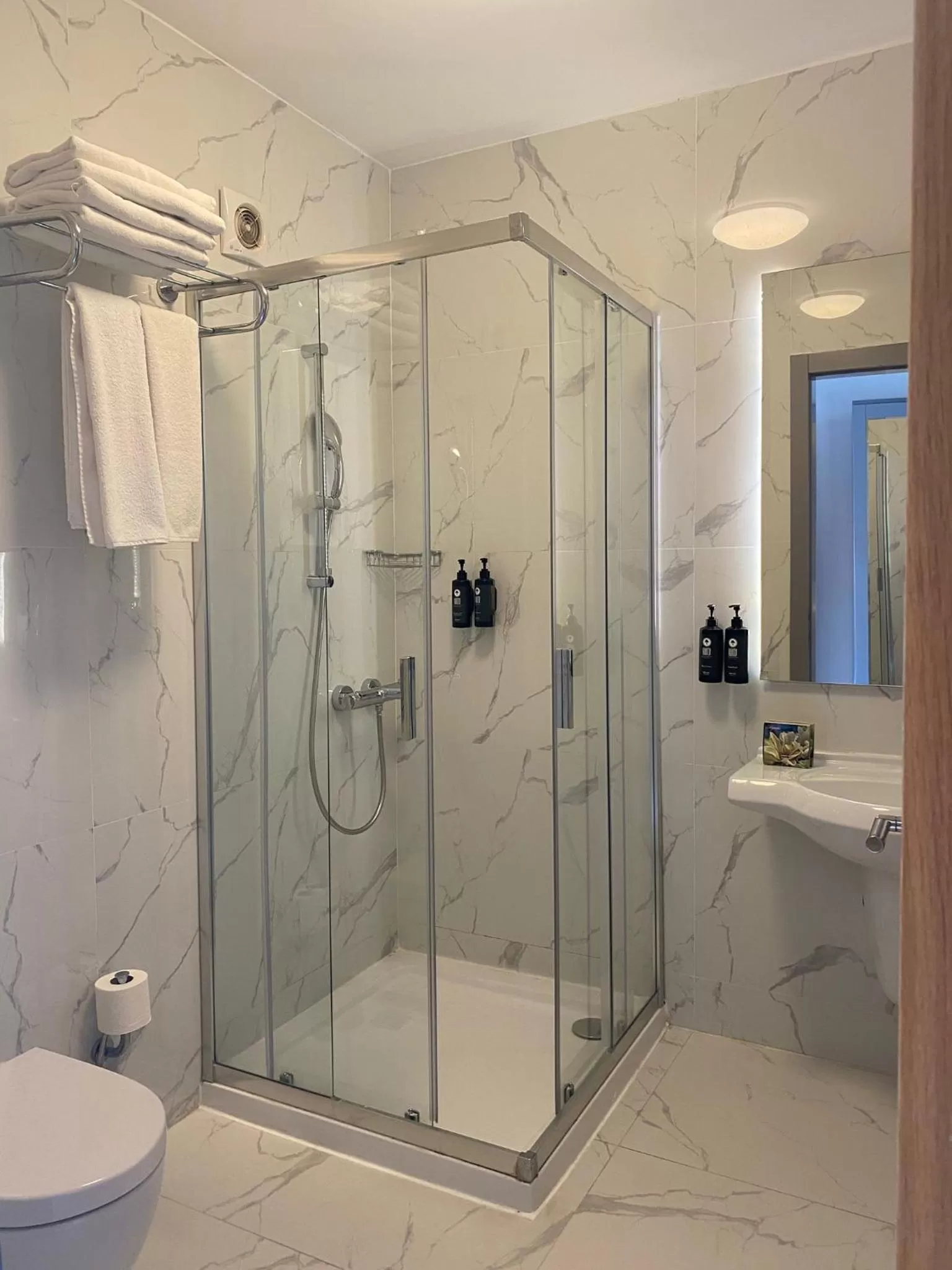 Bathroom in La Quinta by Wyndham Bodrum