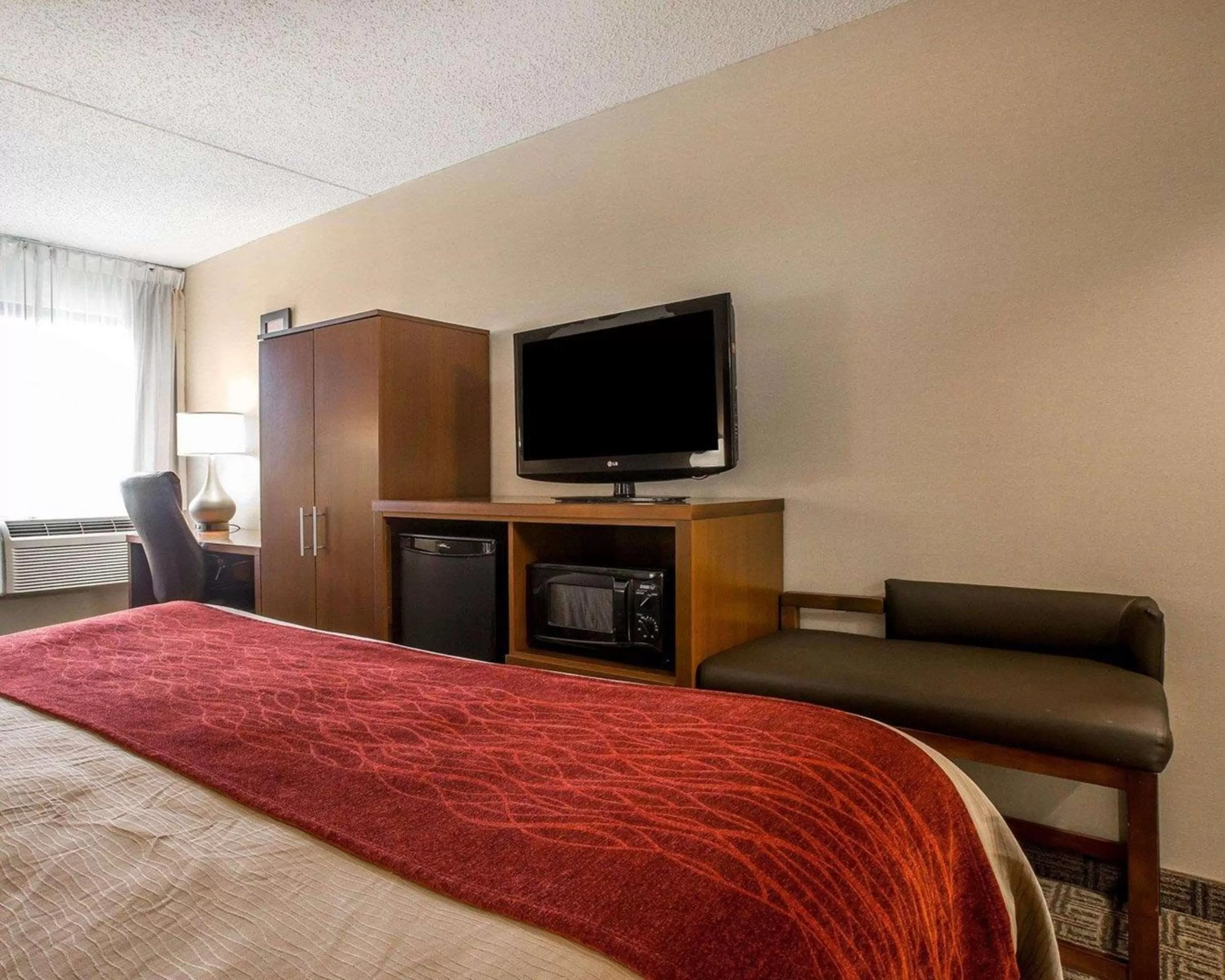 Photo of the whole room, TV/Entertainment Center in Comfort Inn Latham/Albany North
