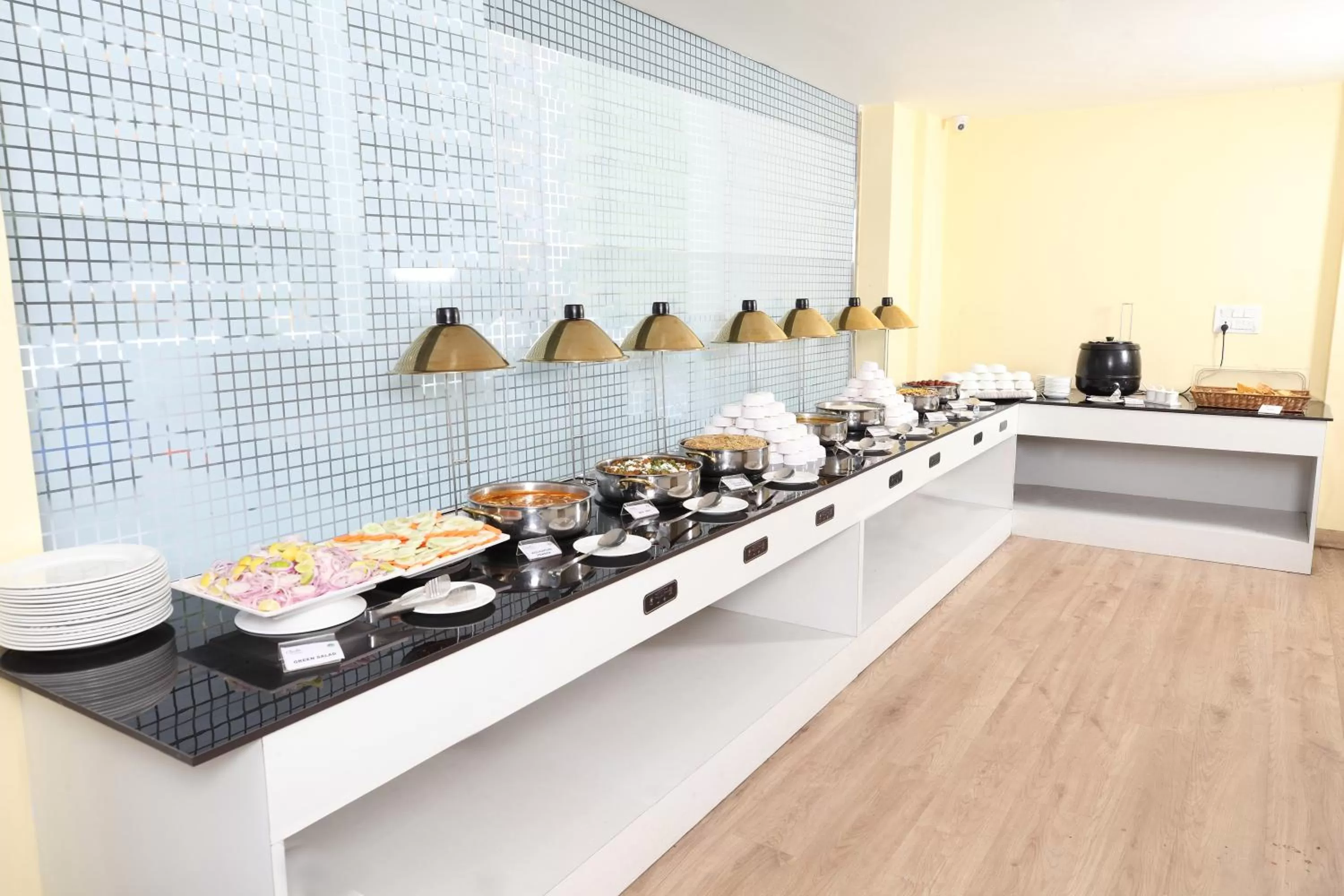 Restaurant/places to eat in Click Hotel Transport Nagar