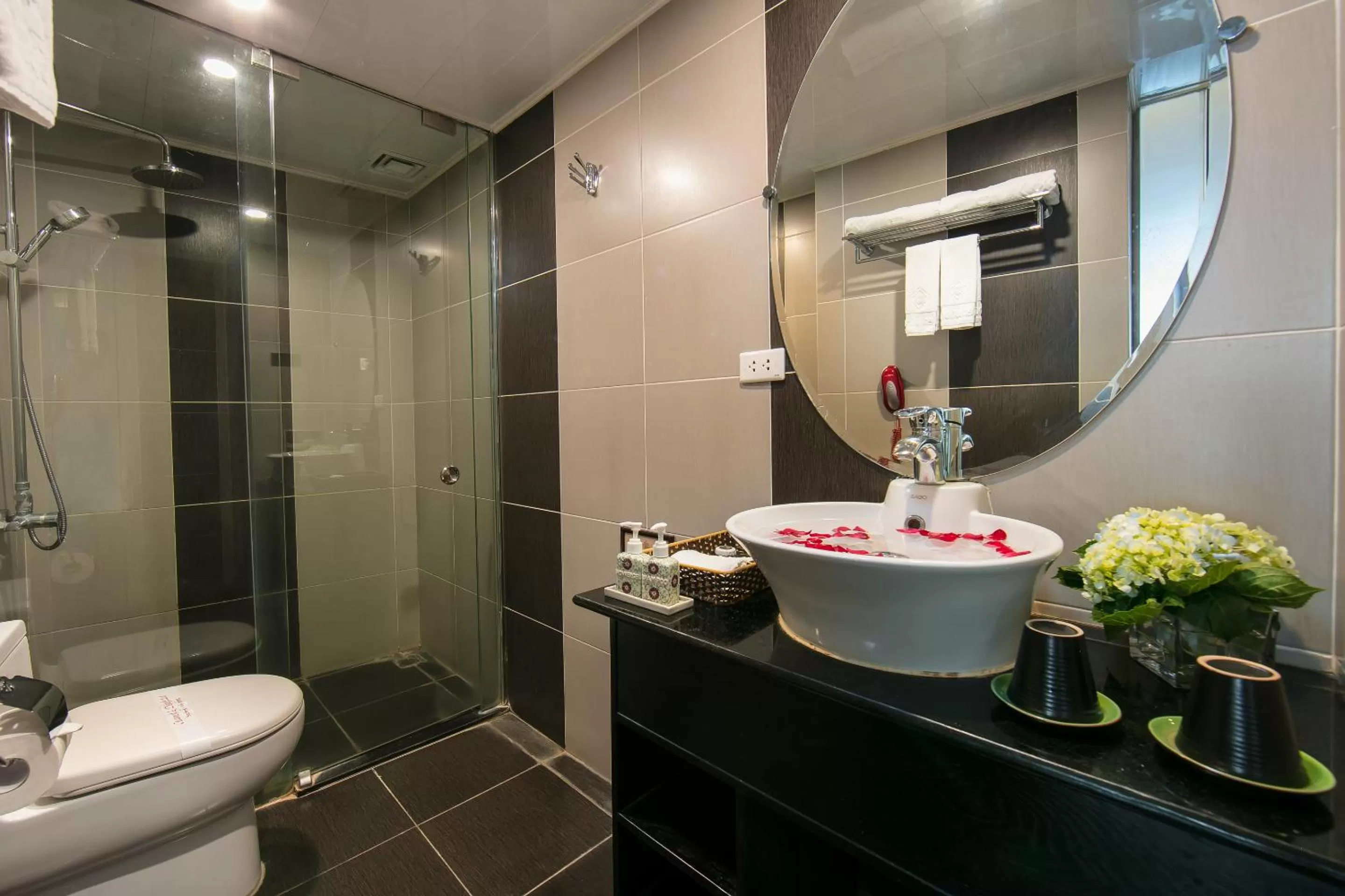 Bathroom in Hanoi Emotion Hotel