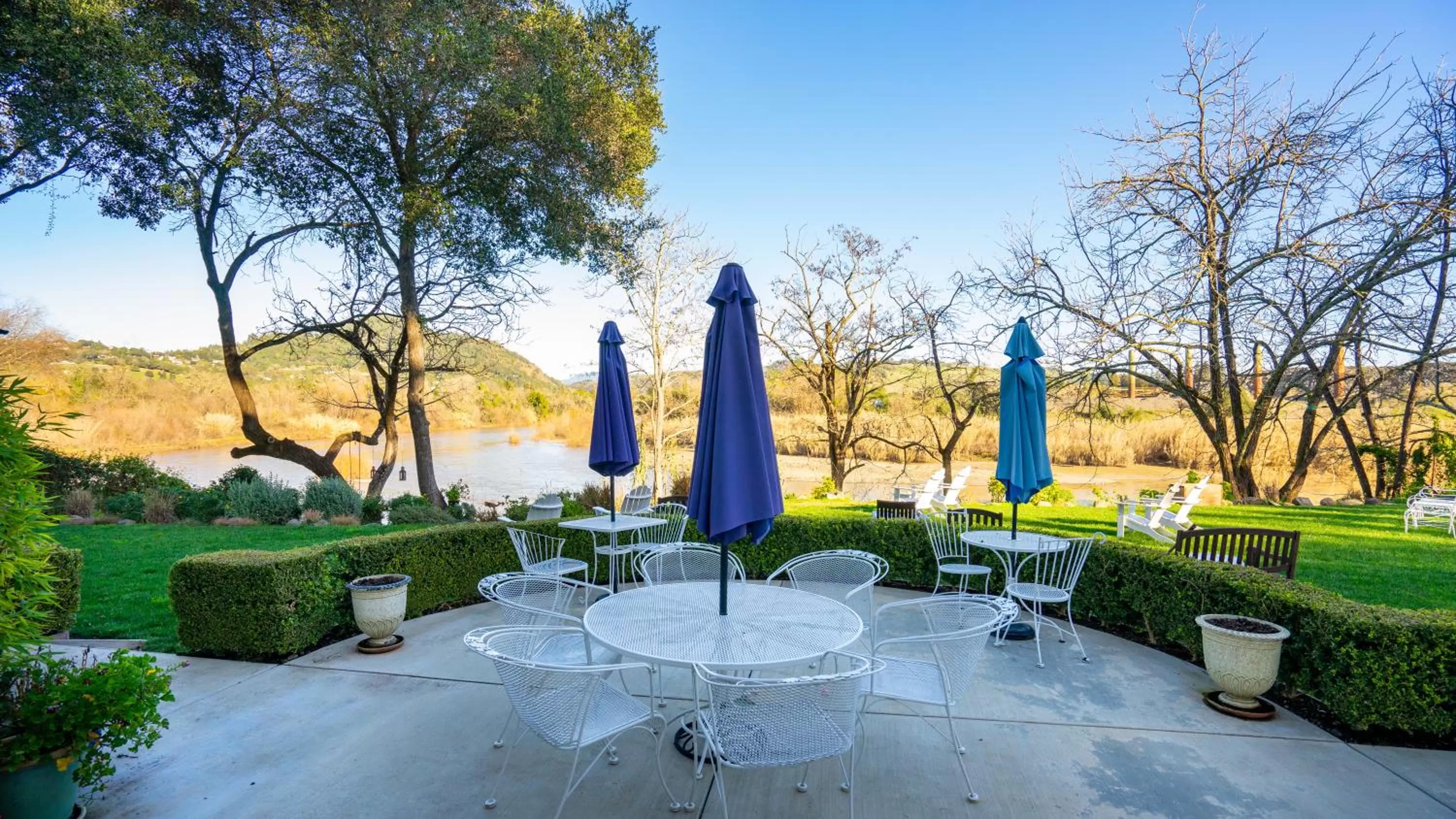 Patio in The River Belle Inn
