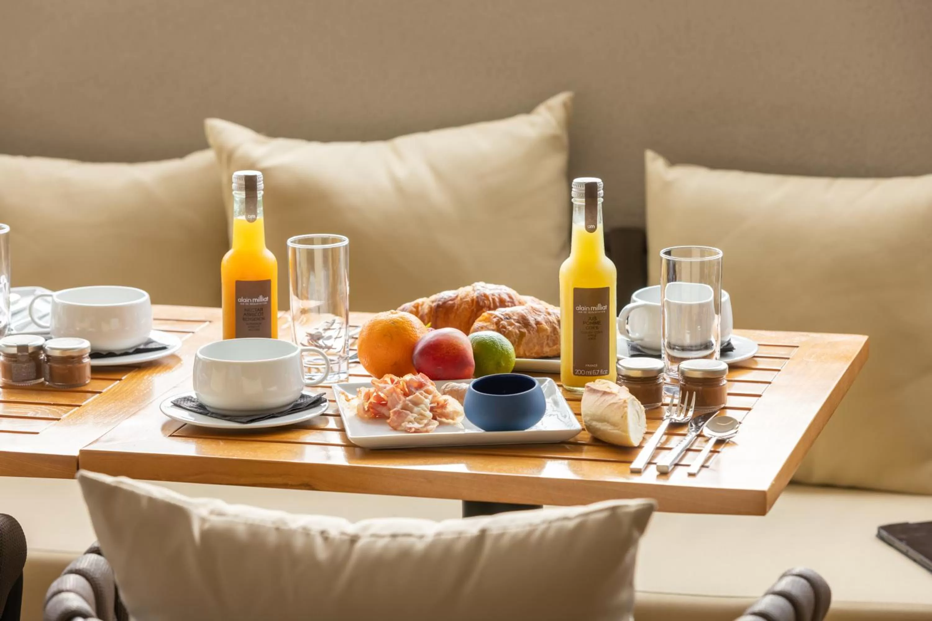 Food and drinks in Urban Style Victoria Boutique Hotel