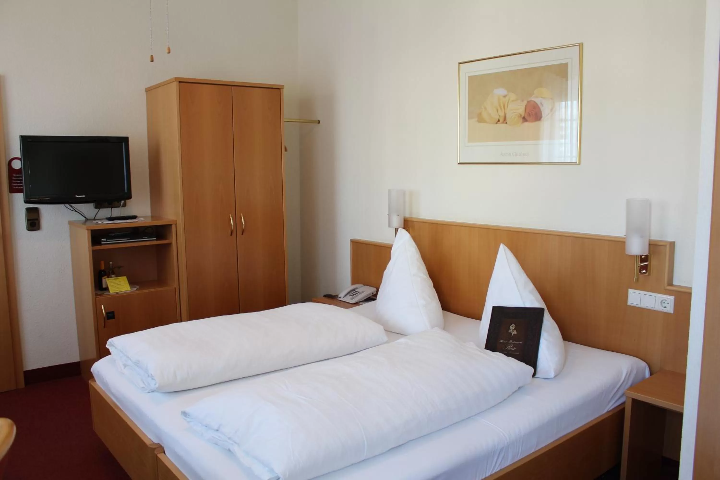 Bed in Hotel Rose Heidelberg inklusive Frühstück, Saunanutzung und Parkplätze nach Verfügbarkeit