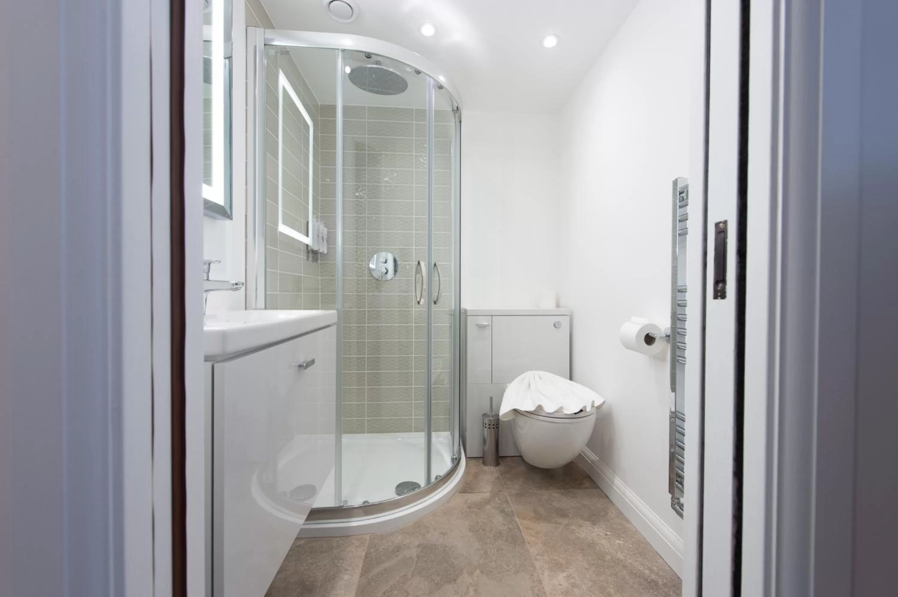 Shower in The Withies Inn