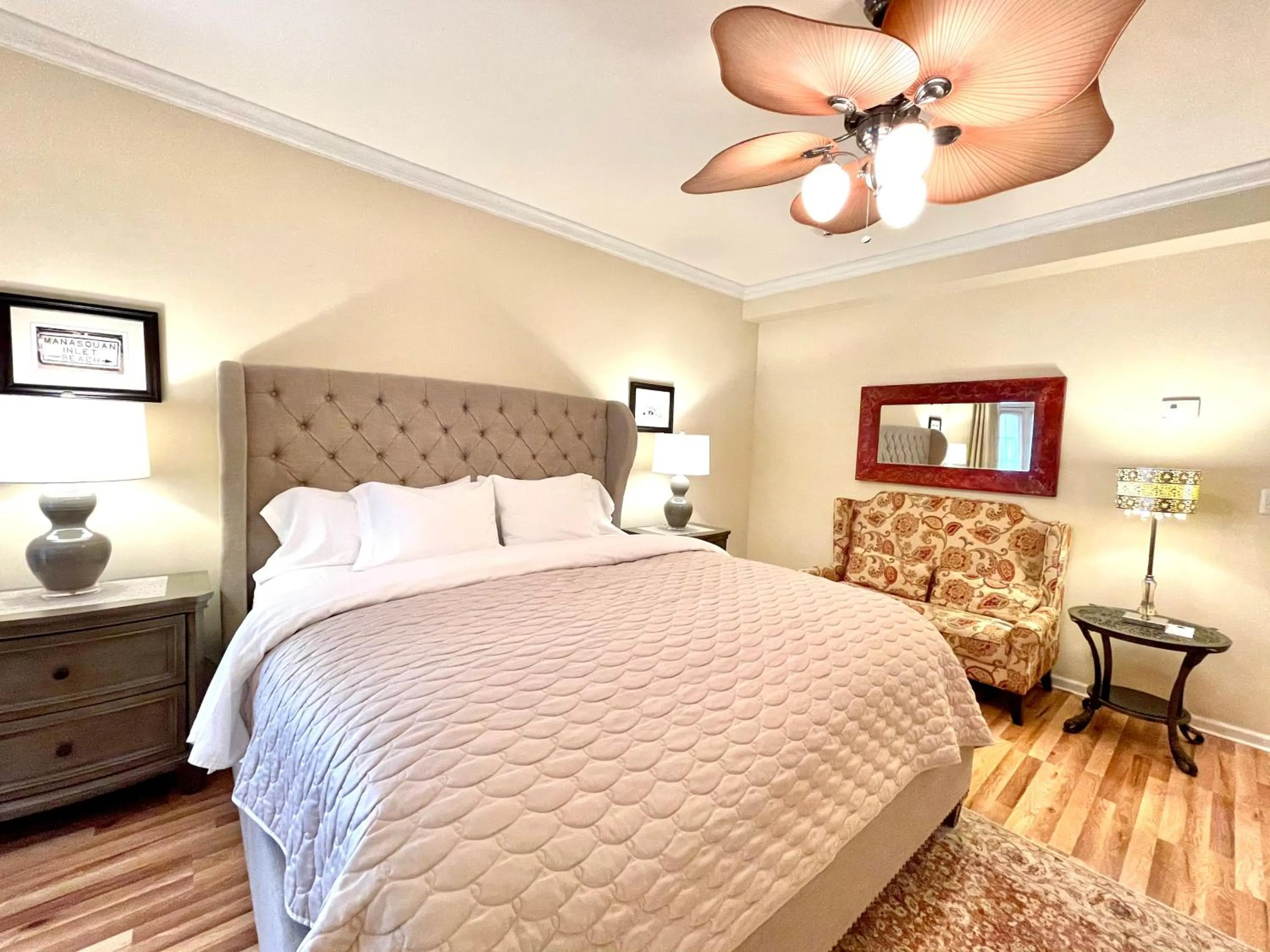 Bed in Inn on Main Hotel