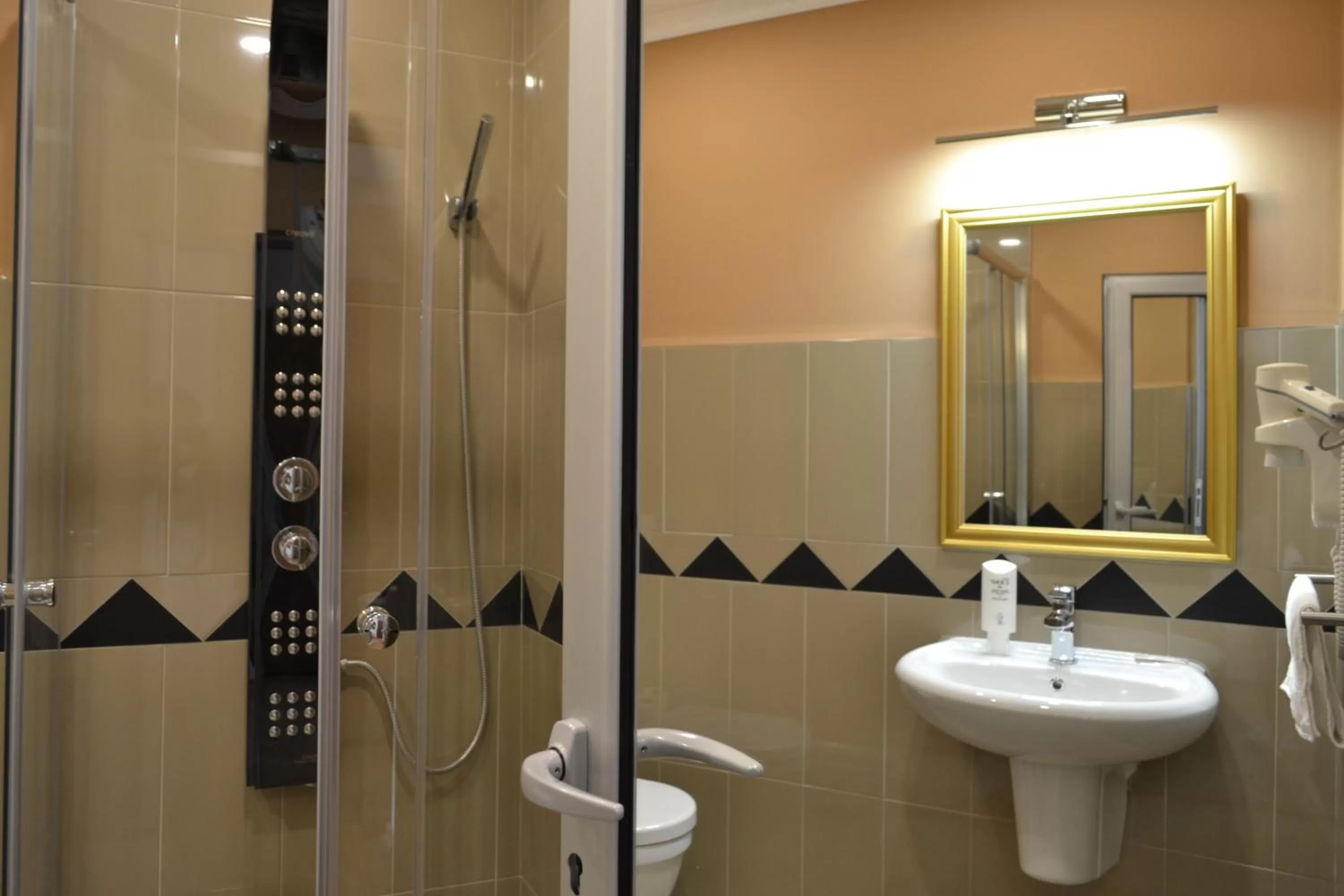 Shower in Hotel Super 8