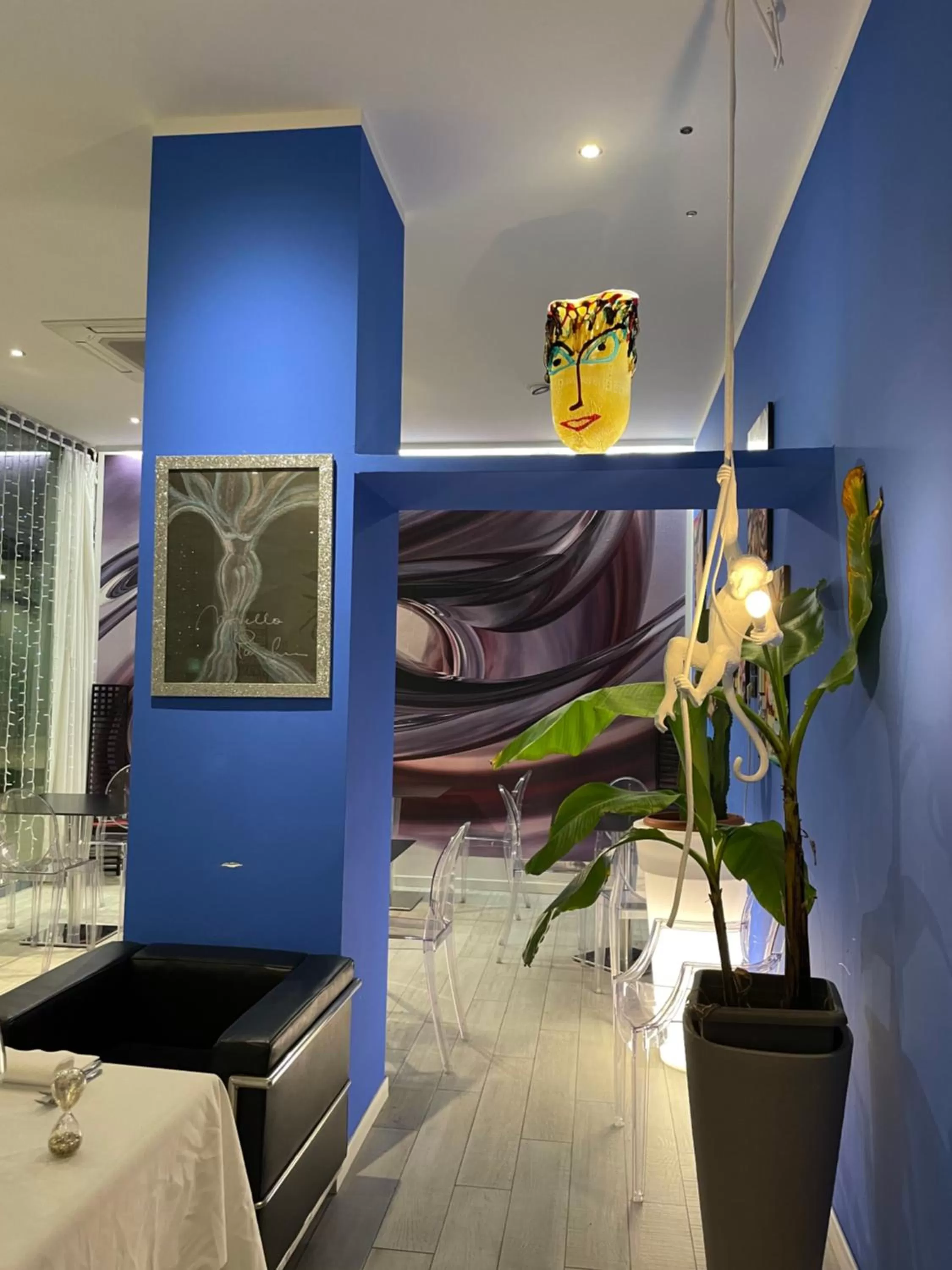 Restaurant/places to eat in Blue Shades Hotel