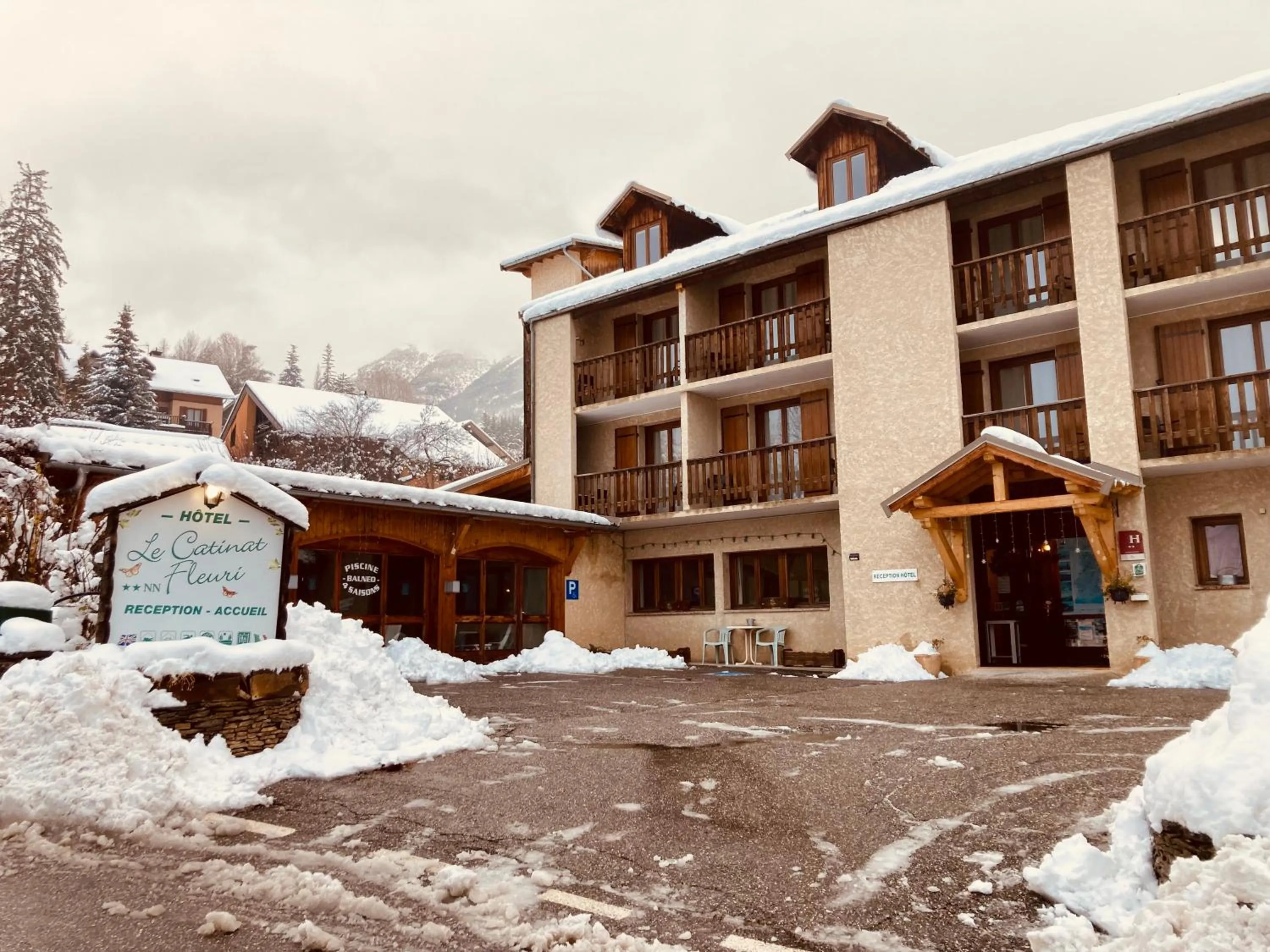 Property building in Le Catinat Fleuri