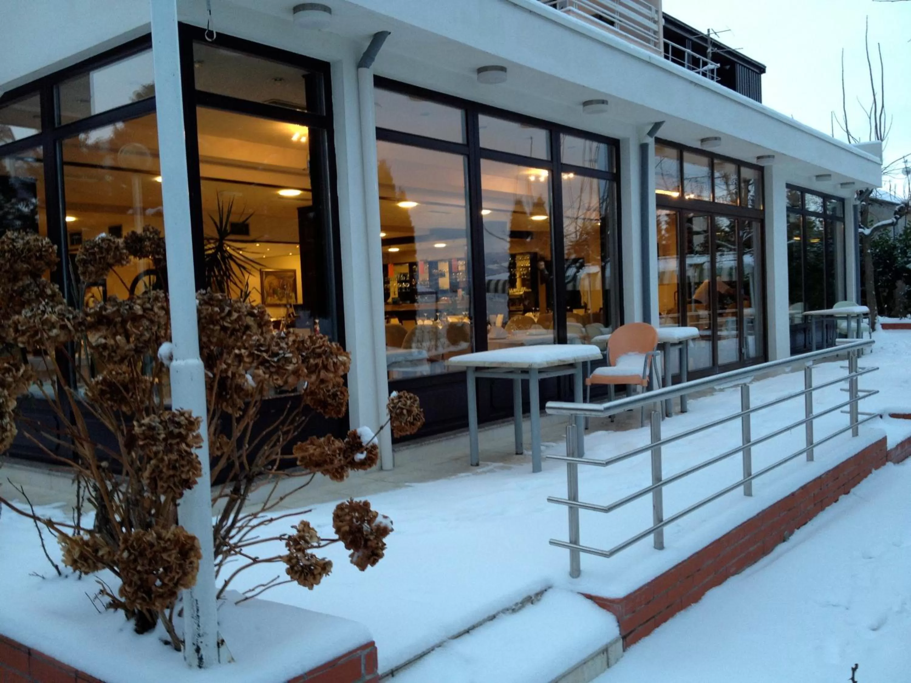 Restaurant/places to eat in Hotel Millennium