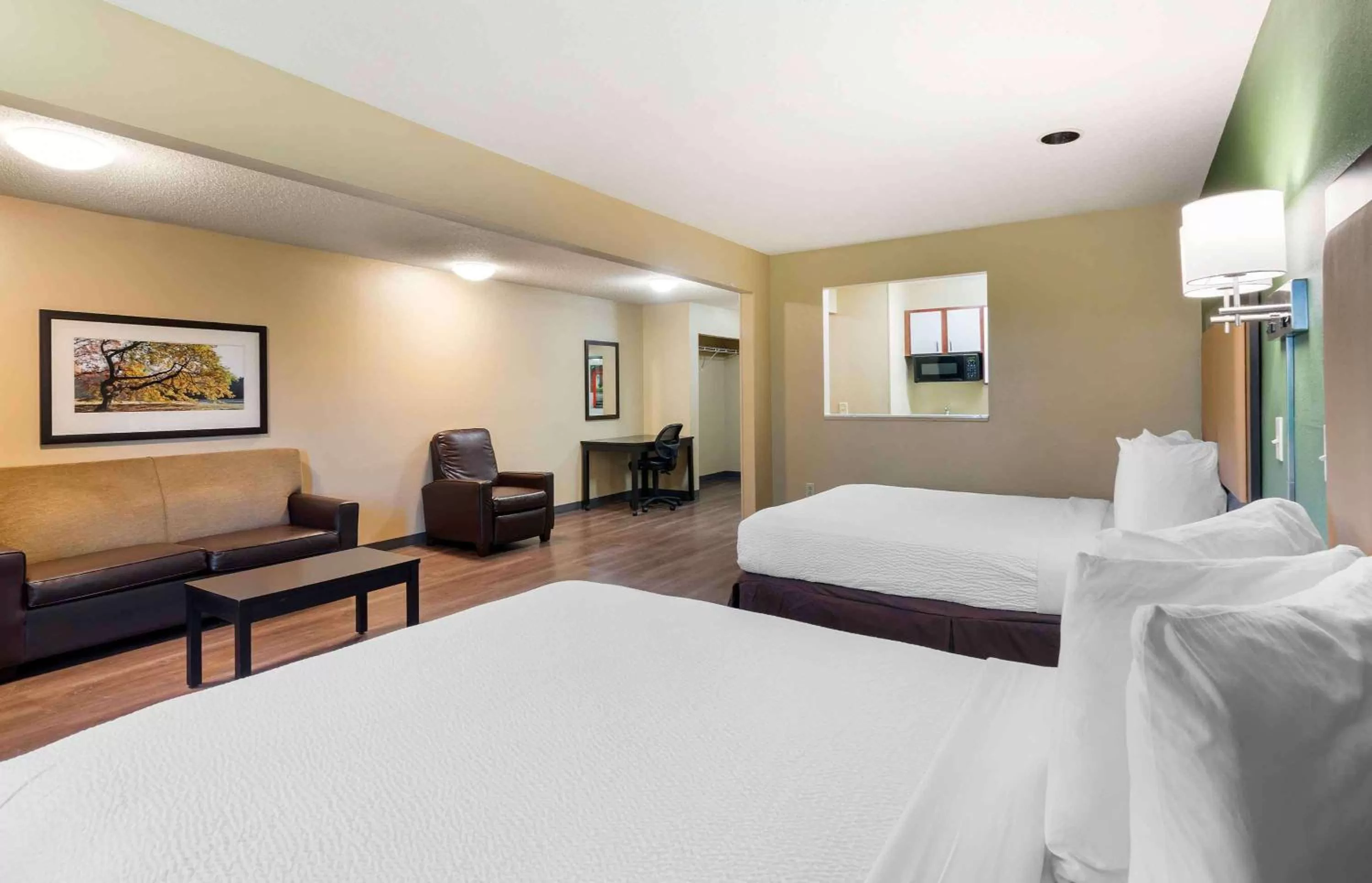 Bedroom, Bed in Extended Stay America Select Suites - St Louis - Earth City