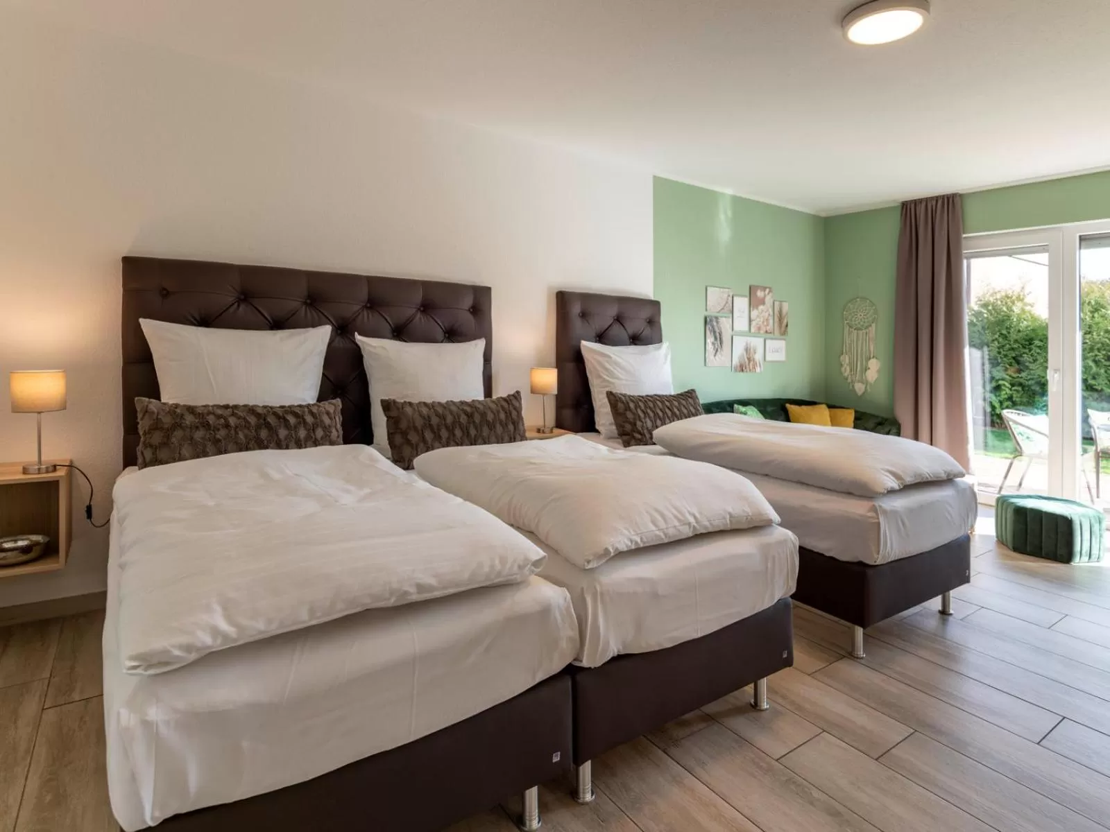 Bed in GLEUEL INN - digital hotel & serviced apartments & boardinghouse mit voll ausgestatteten Küchen