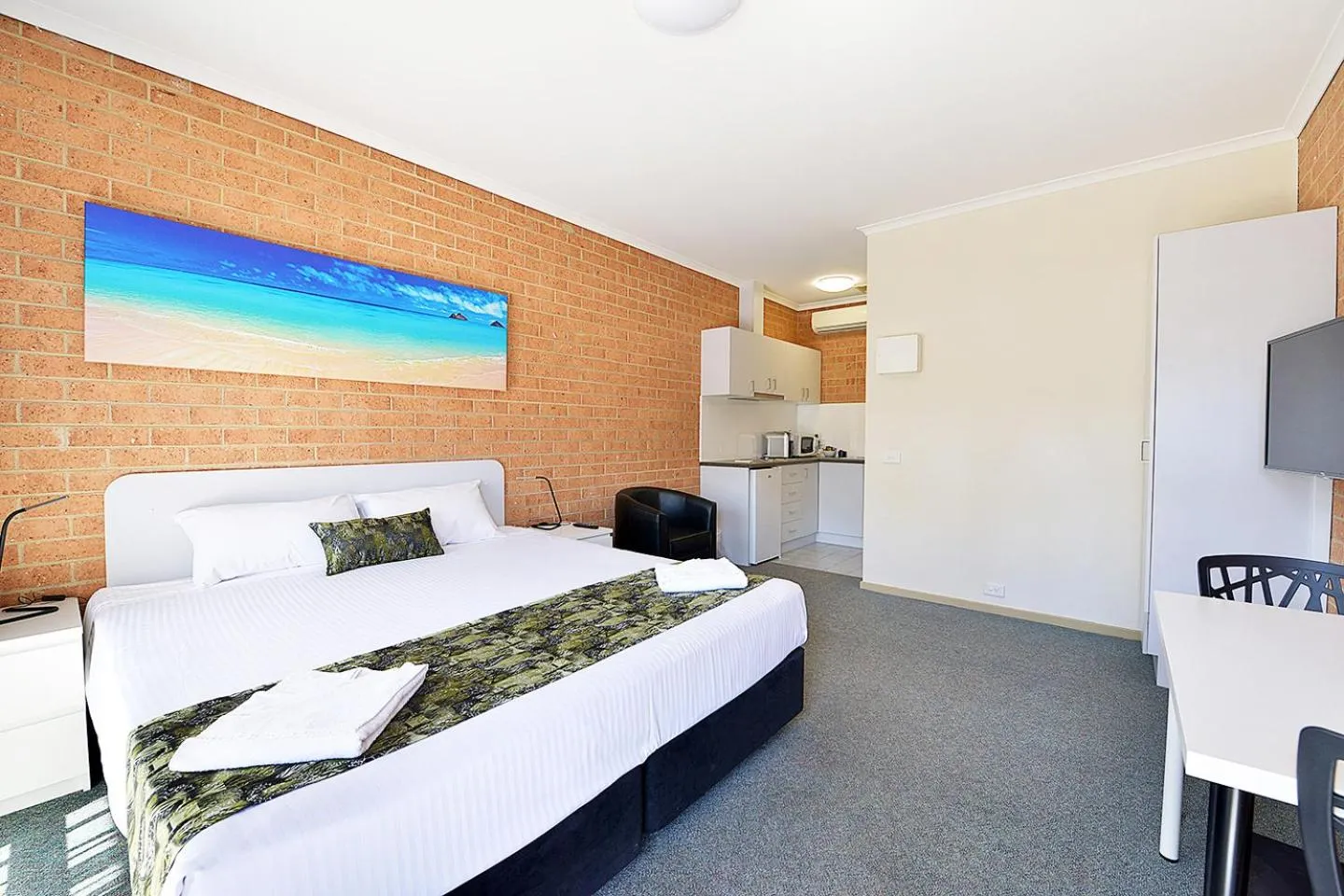 Photo of the whole room, Bed in Cranbourne Motor Inn
