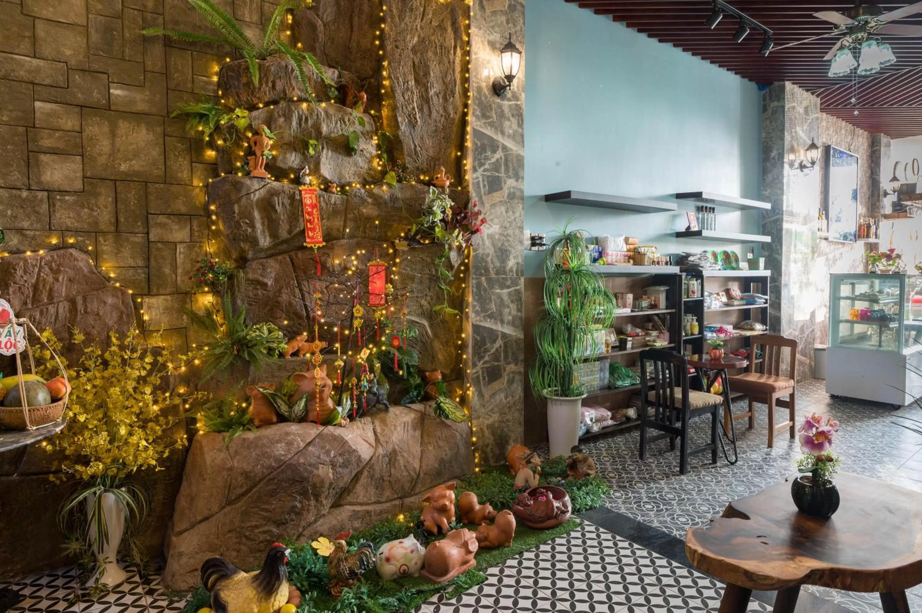 Supermarket/grocery shop in Hoang Trinh Hotel