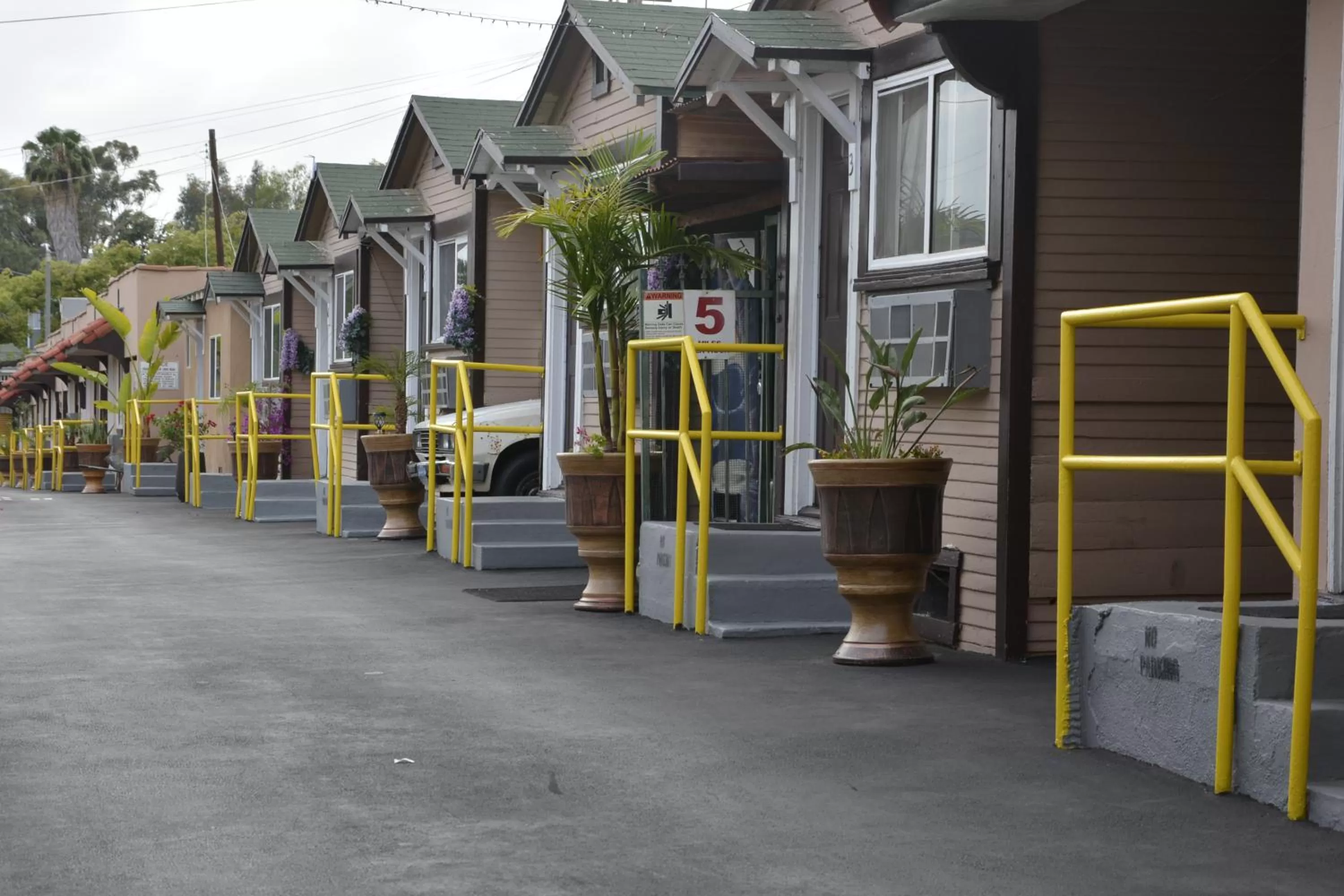Property building in Lincoln Park Motel