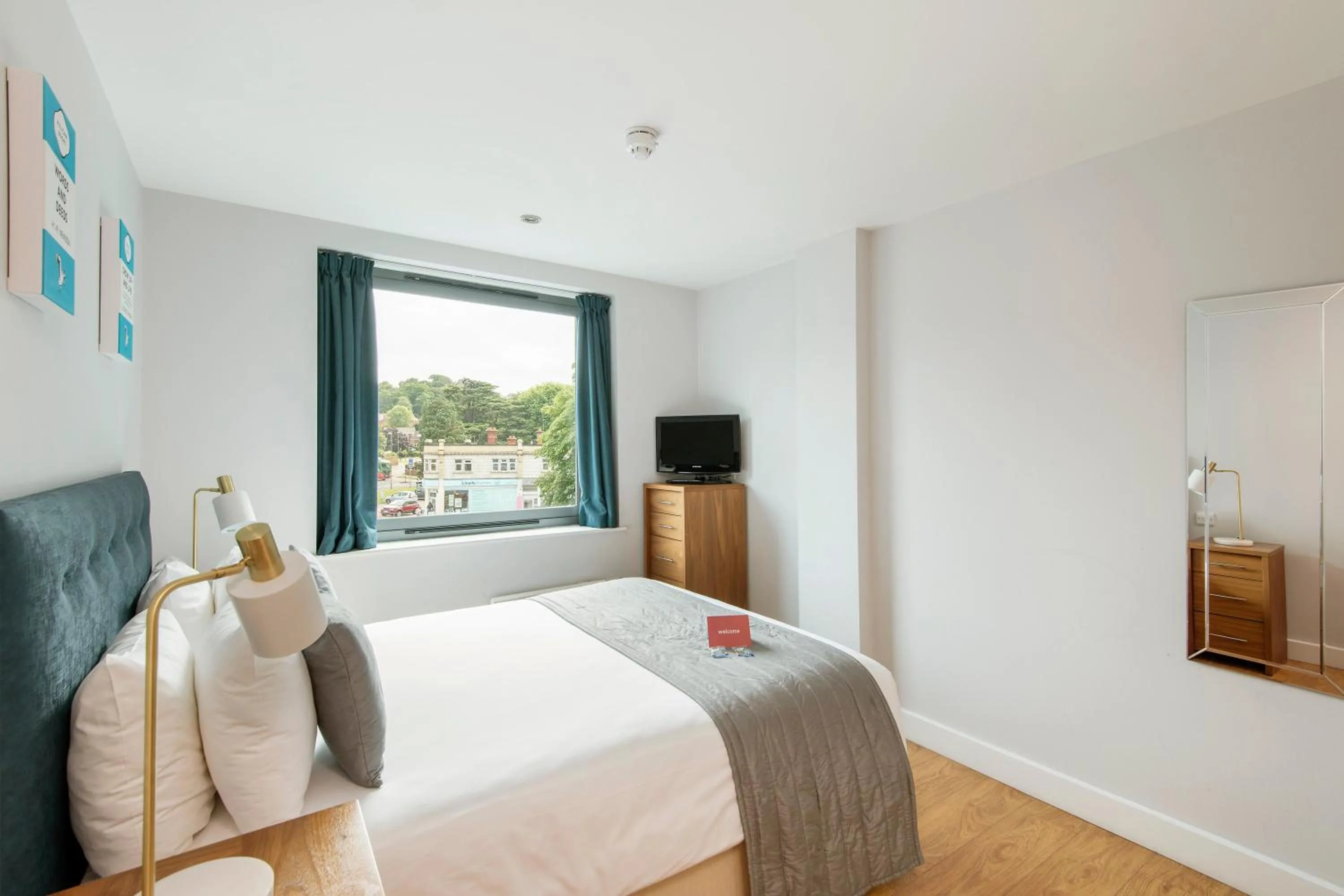 Bed in HQ Aparthotel Farnborough