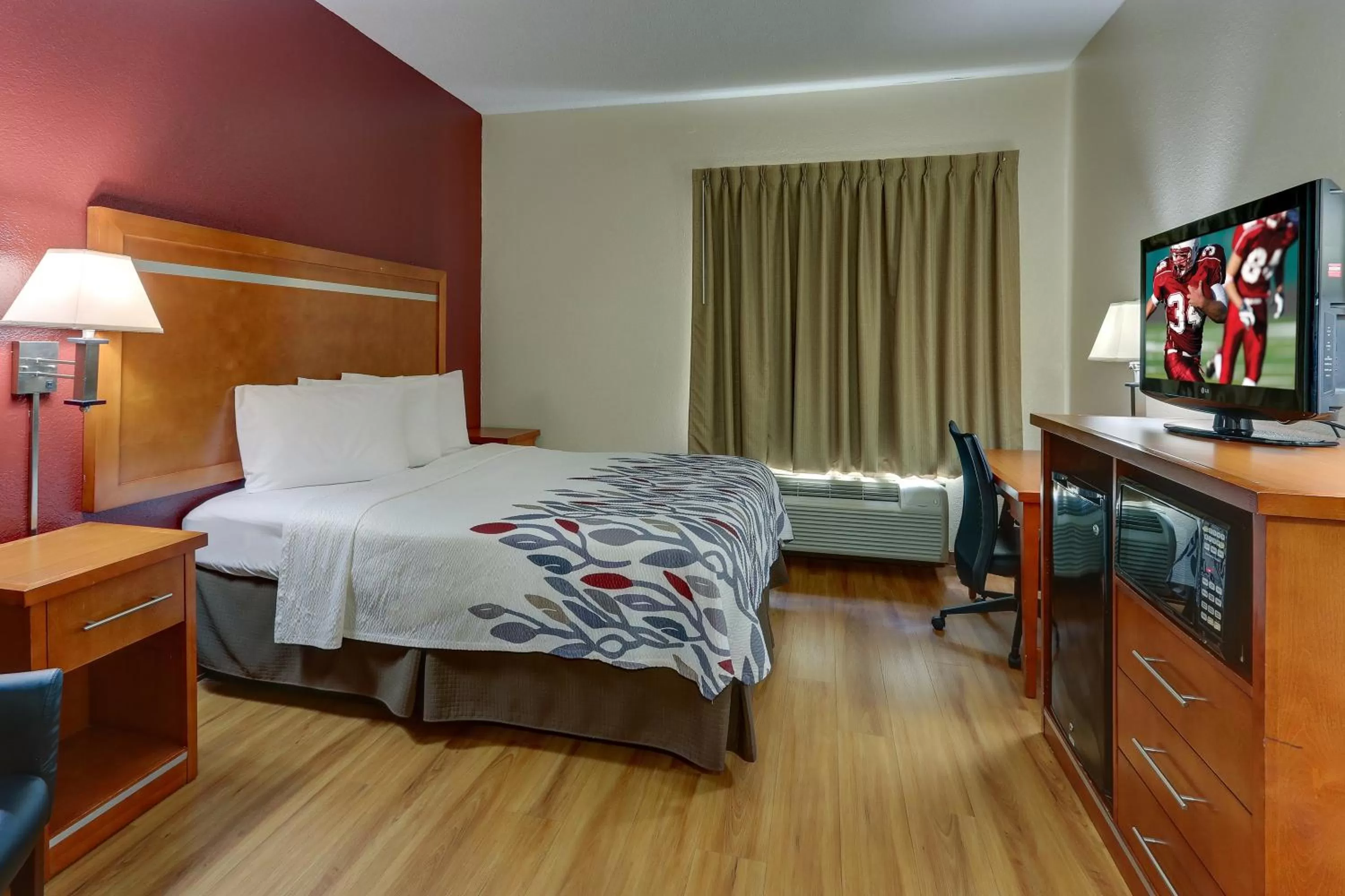 Standard King Room Disability Access Non-Smoking in Red Roof Inn Springfield, OH