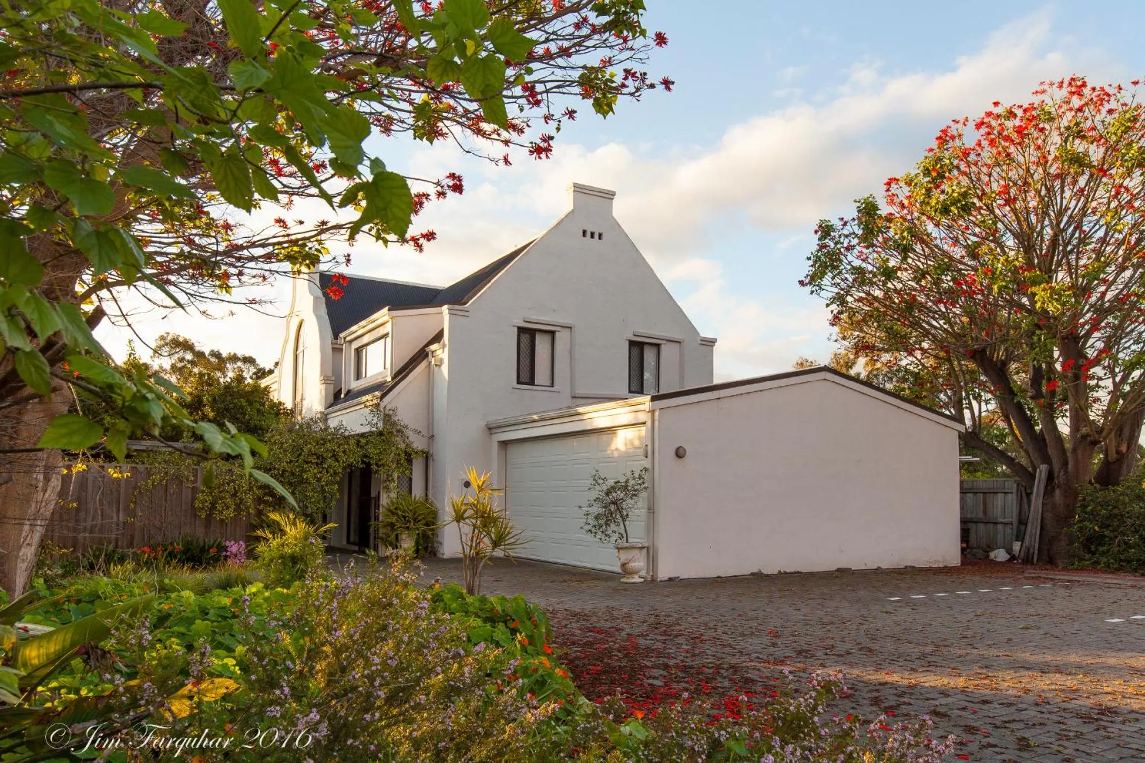 Facade/entrance, Property Building in Aarn House B&B Airport Accommodation
