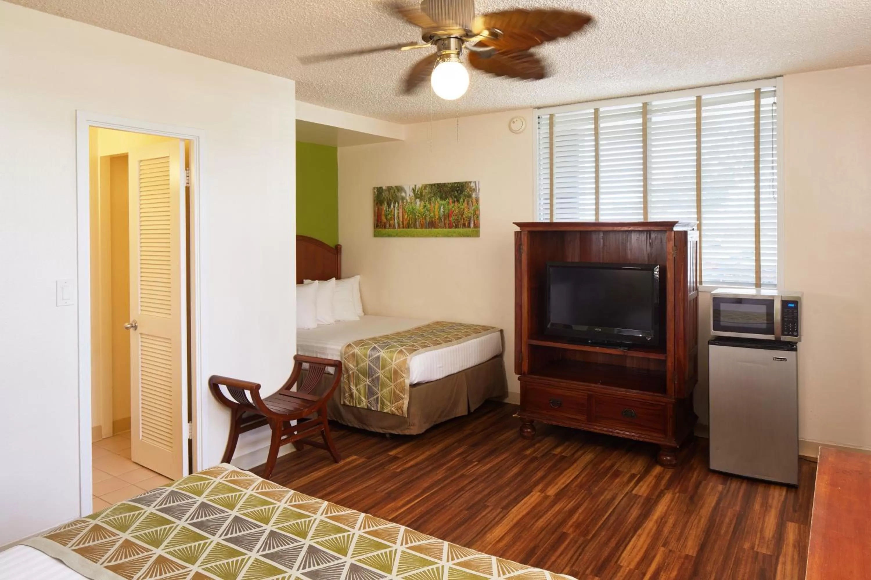 Living room, Bed in Pacific Marina Inn Airport