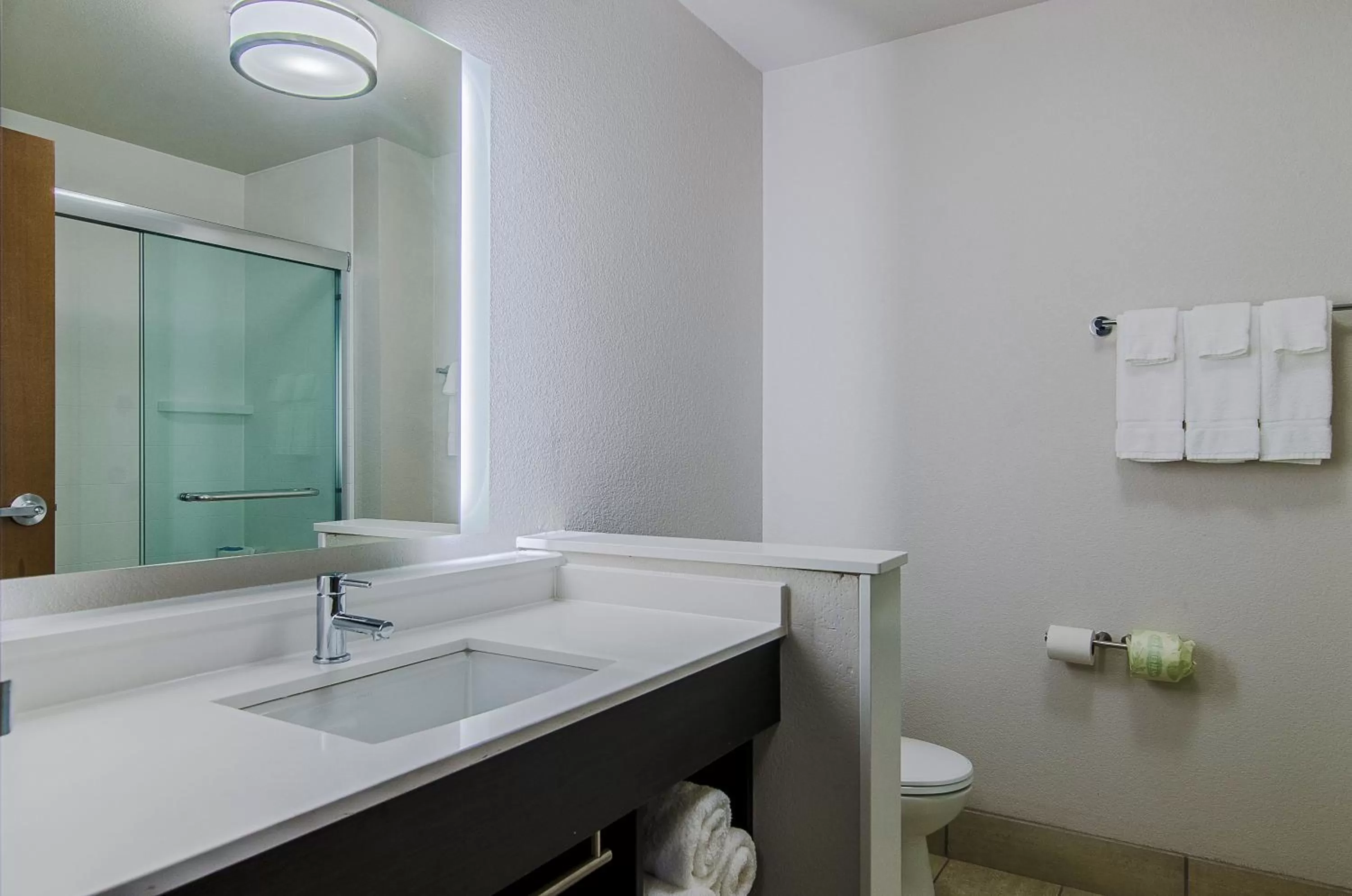 Shower in Holiday Inn Express & Suites - Atchison by IHG