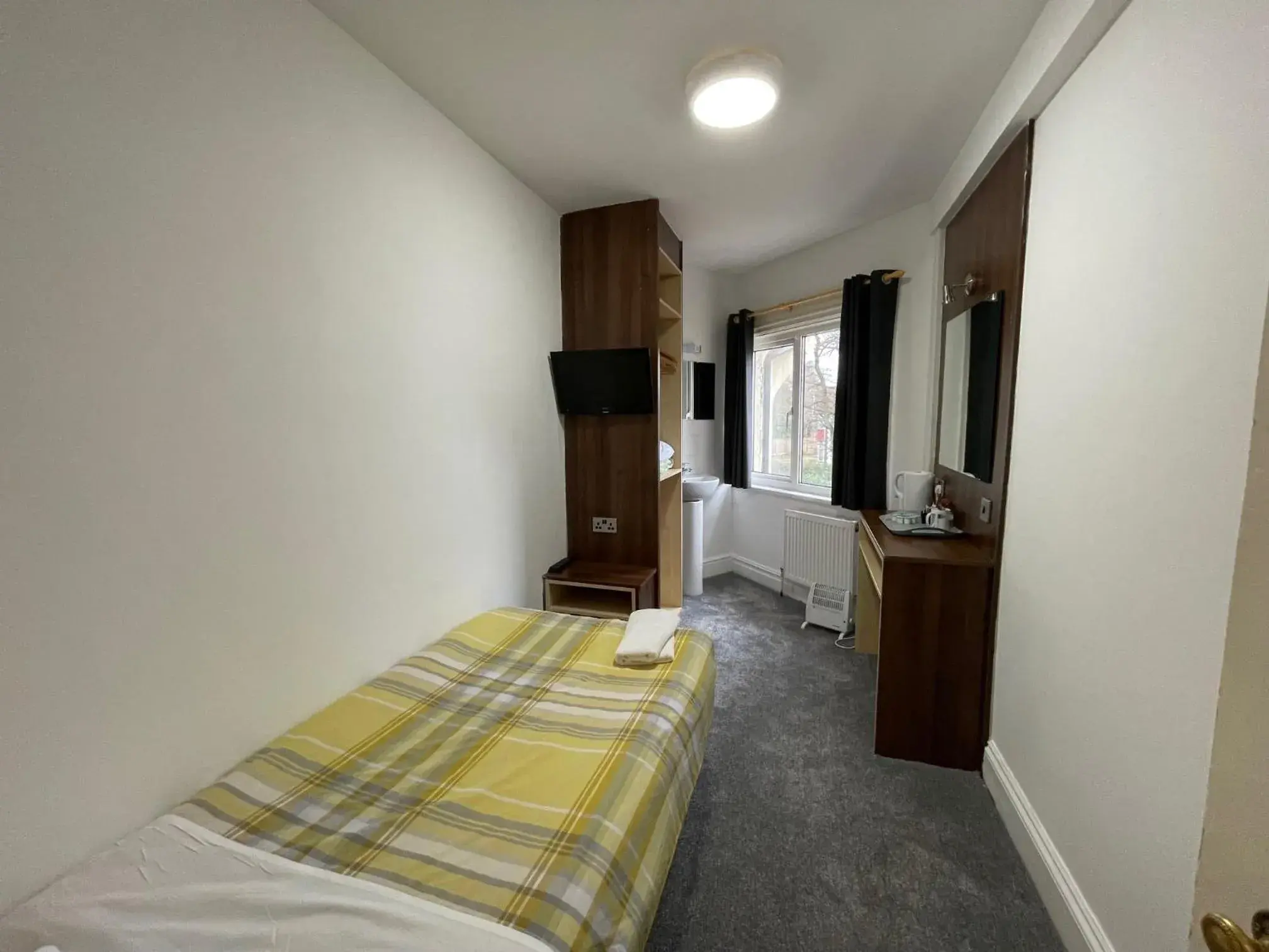 Single Room with Shared Bathroom - single occupancy in Gainsborough Lodge Single Room with Shared Bathroom - single occupancy in Gainsborough Lodge