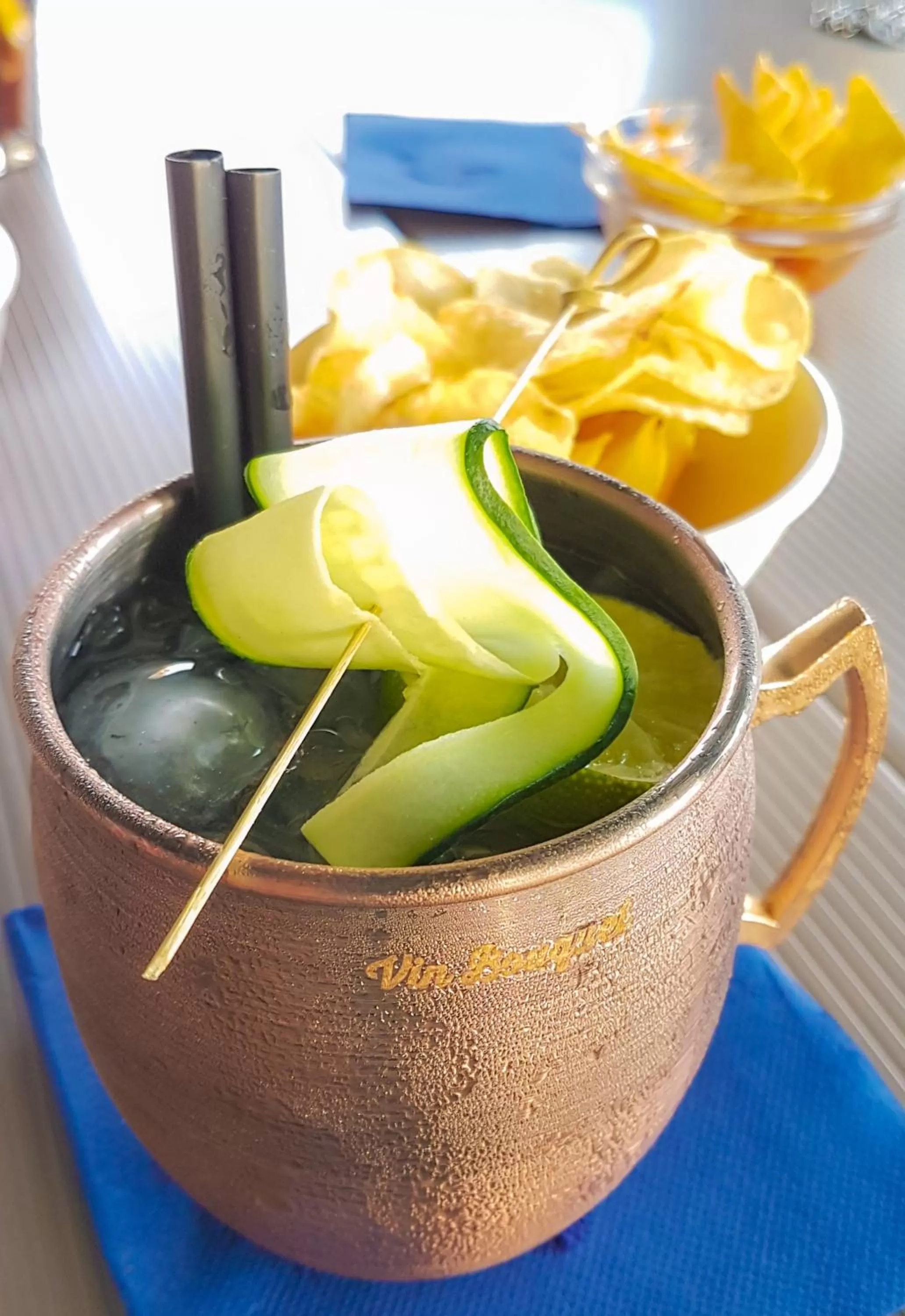 Food and drinks in Fly Decó Hotel