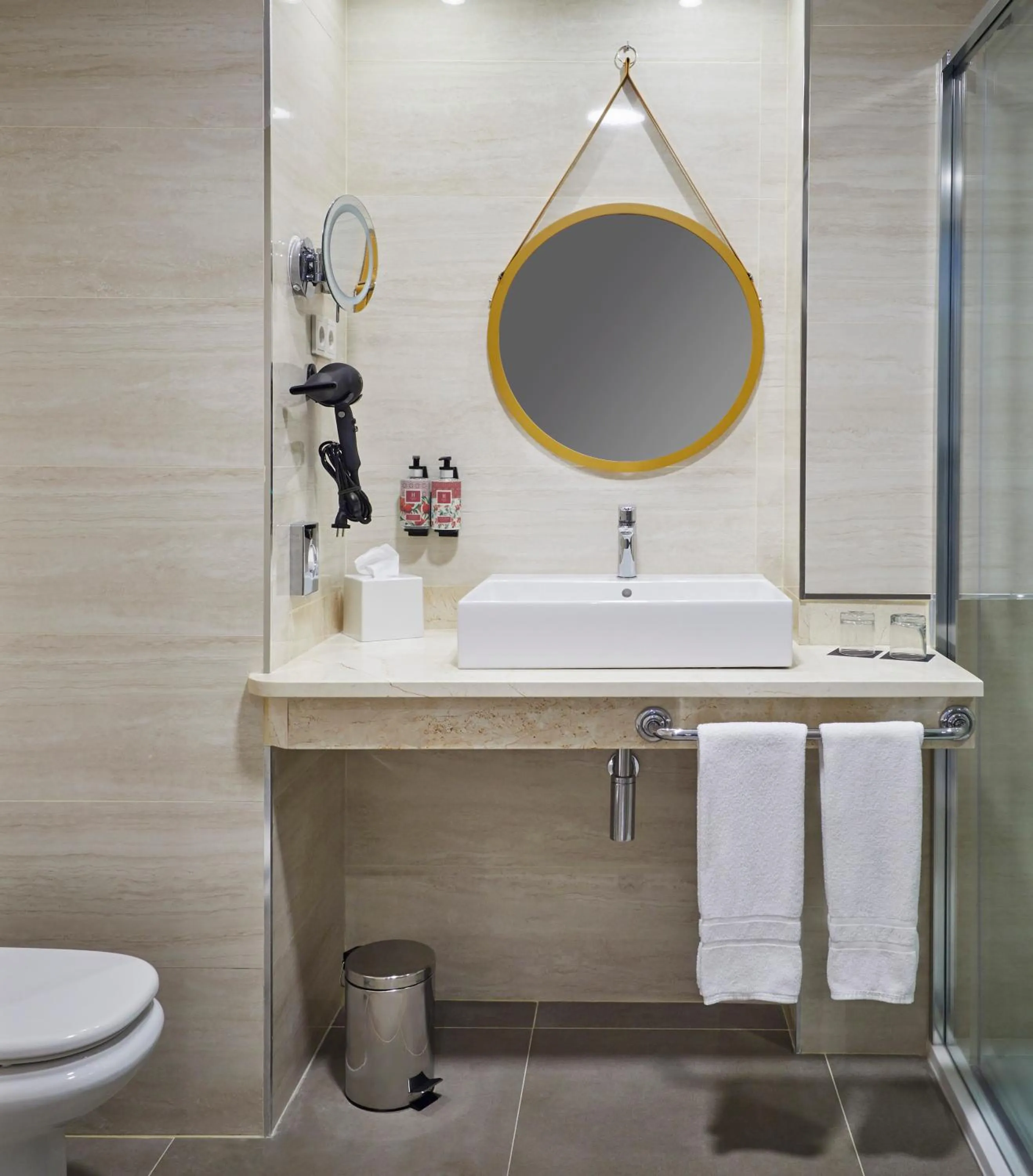 Toilet in Hesperia Sevilla