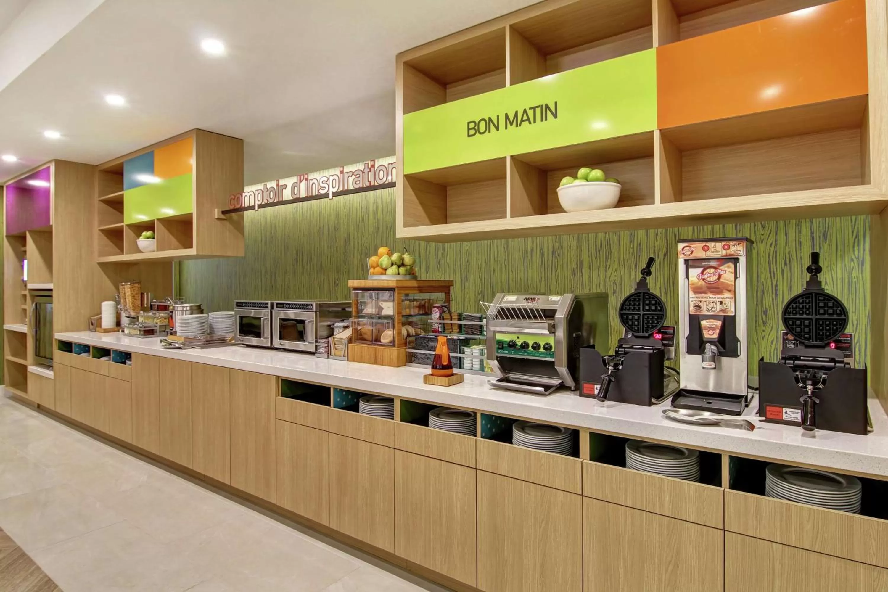 Dining area in Home2 Suites By Hilton Montreal Dorval